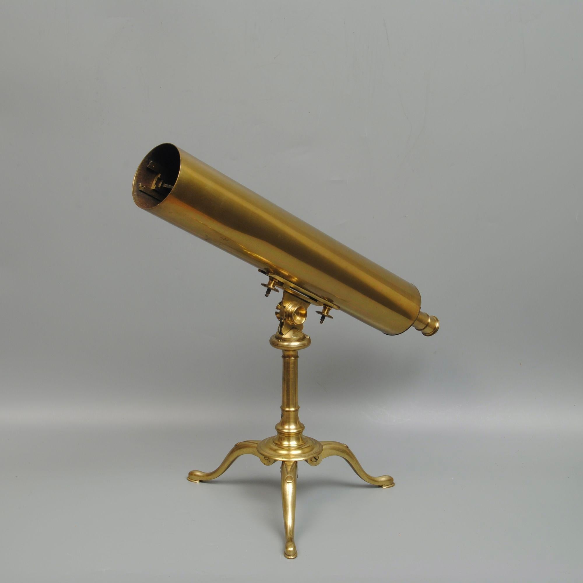 Un beau télescope grégorien de 3 pouces par Springer de Bristol, bien que signé, ce modèle est très similaire à des exemples que nous avons eus de George Adams et pourrait avoir été fabriqué par lui pour Springer pour la vente au détail.
Joshua