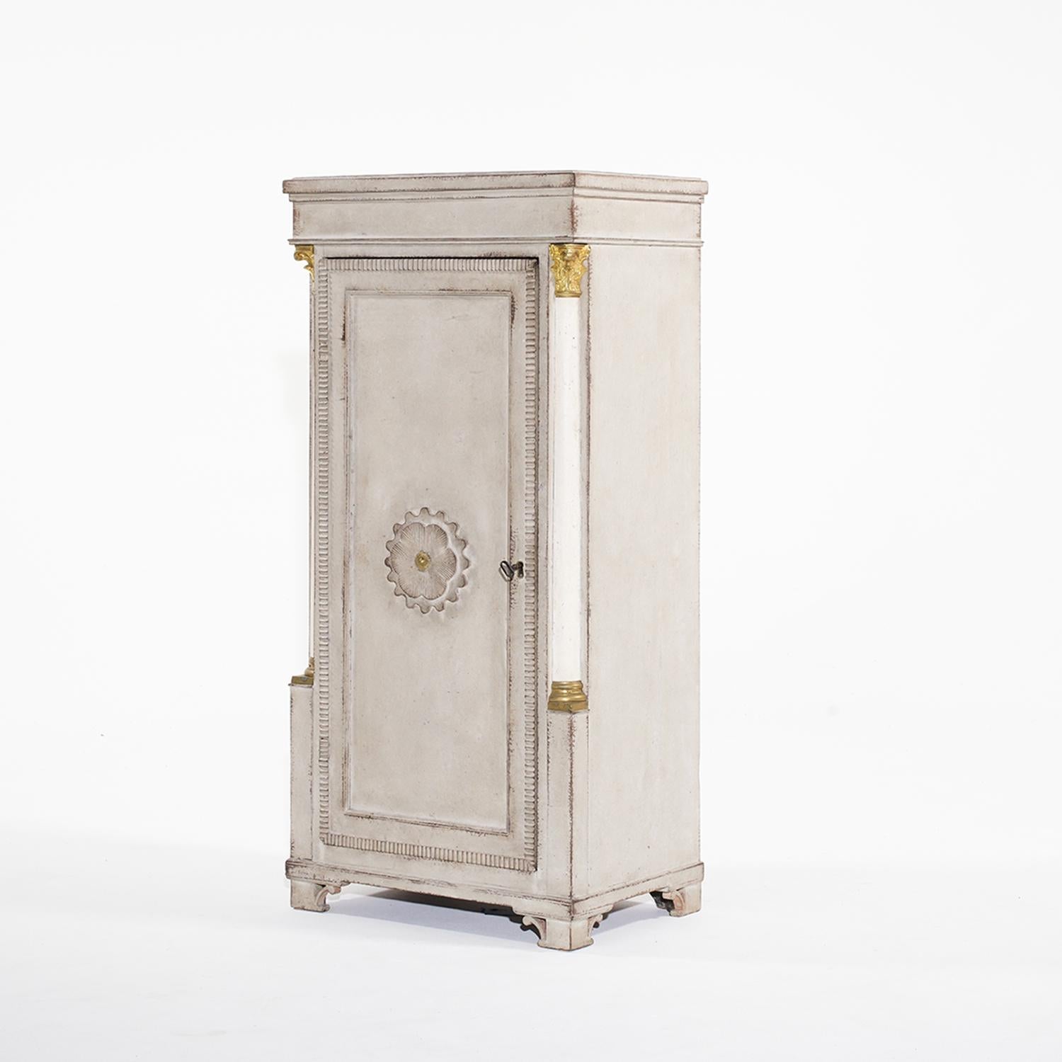 A dark-grey, antique Danish Gustavian single pedestal cabinet made of hand crafted painted oakwood, most likely produced and designed by Caspar Frederik Harsdorff in good condition. The Scandinavian corner cupboard is composed with one door,