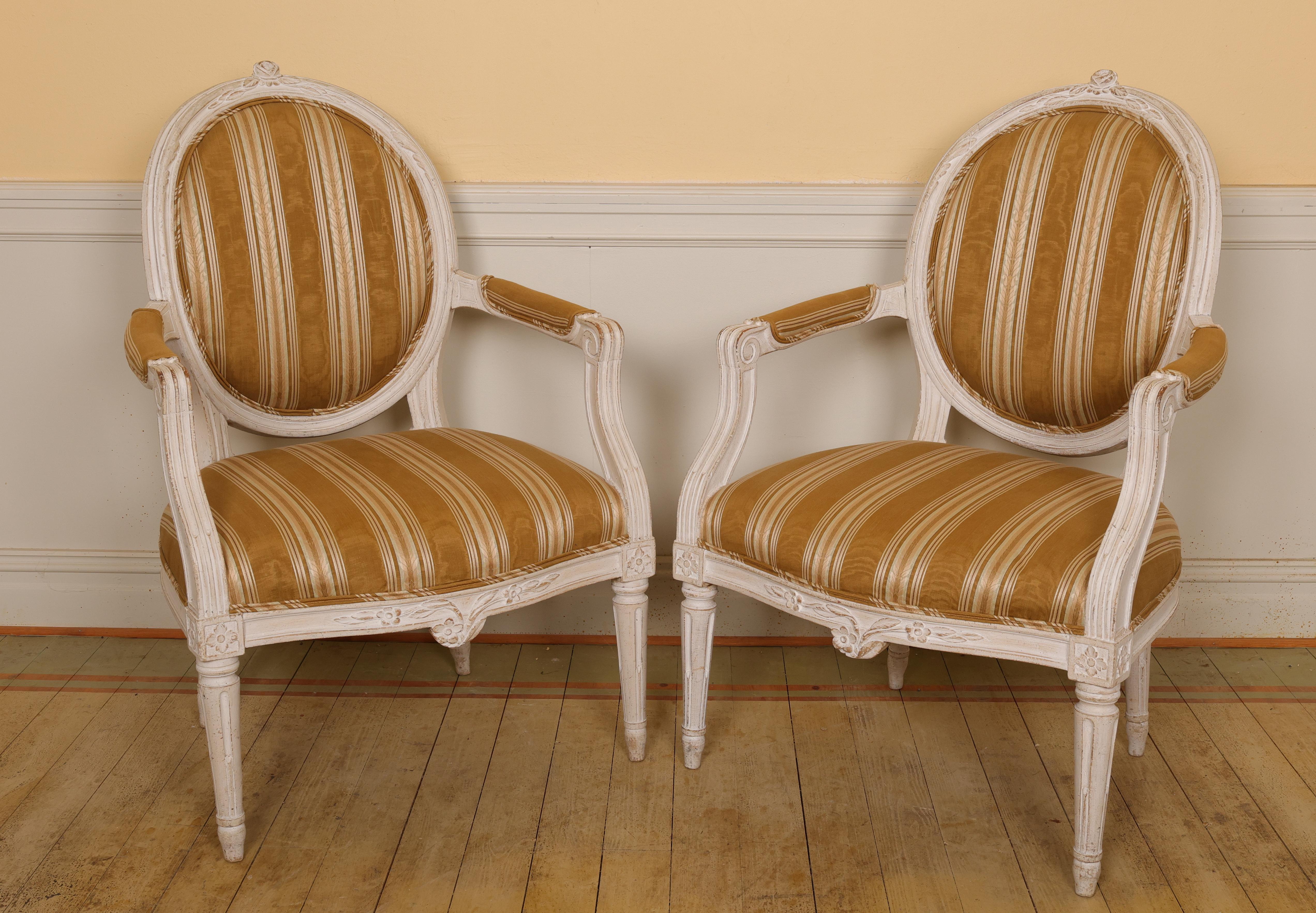 Paire de fauteuils gustaviens exceptionnels fabriqués à Stockholm dans les années 1780. Ces chaises représentent le style classique à dossier médaillon qui était très populaire à l'époque. Il s'agit d'un modèle plus grand, offrant à la fois des