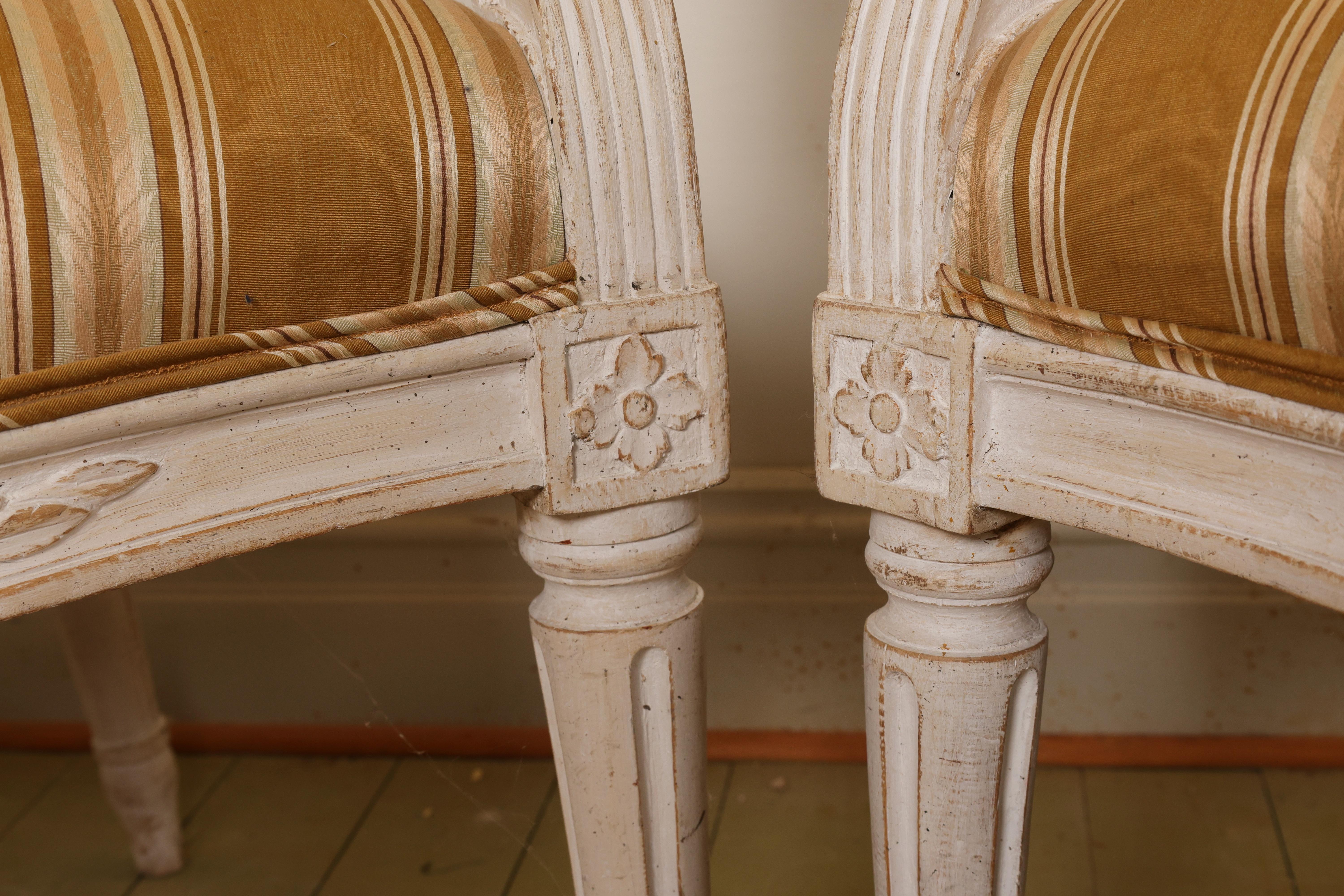 Bois Paire de fauteuils gustaviens du 18e siècle en vente