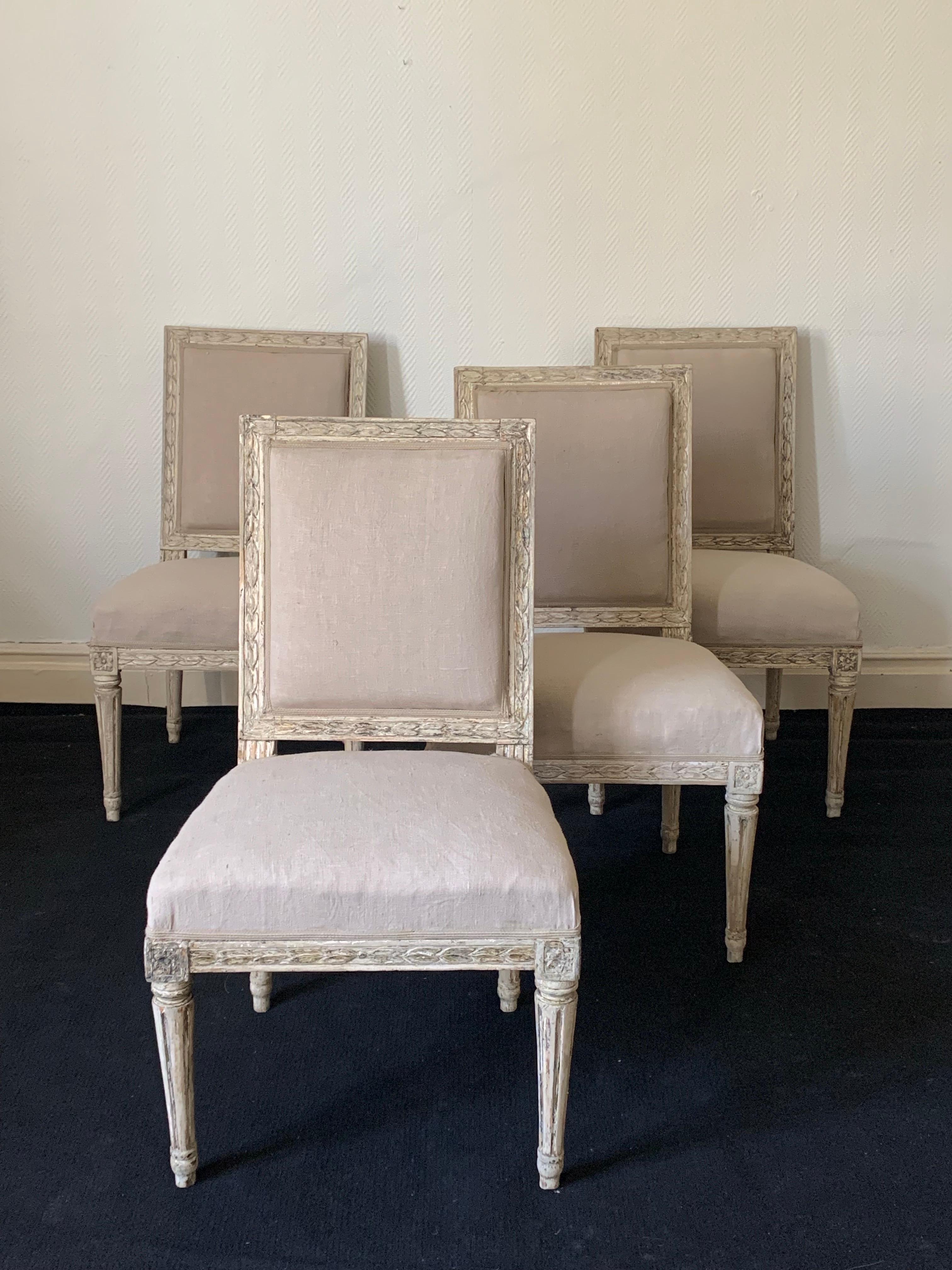 Quatre fauteuils de style gustavien fabriqués en Suède vers 1790. Les couleurs secondaires des chaises ont été enlevées et ce qui reste, c'est la couleur originale.
