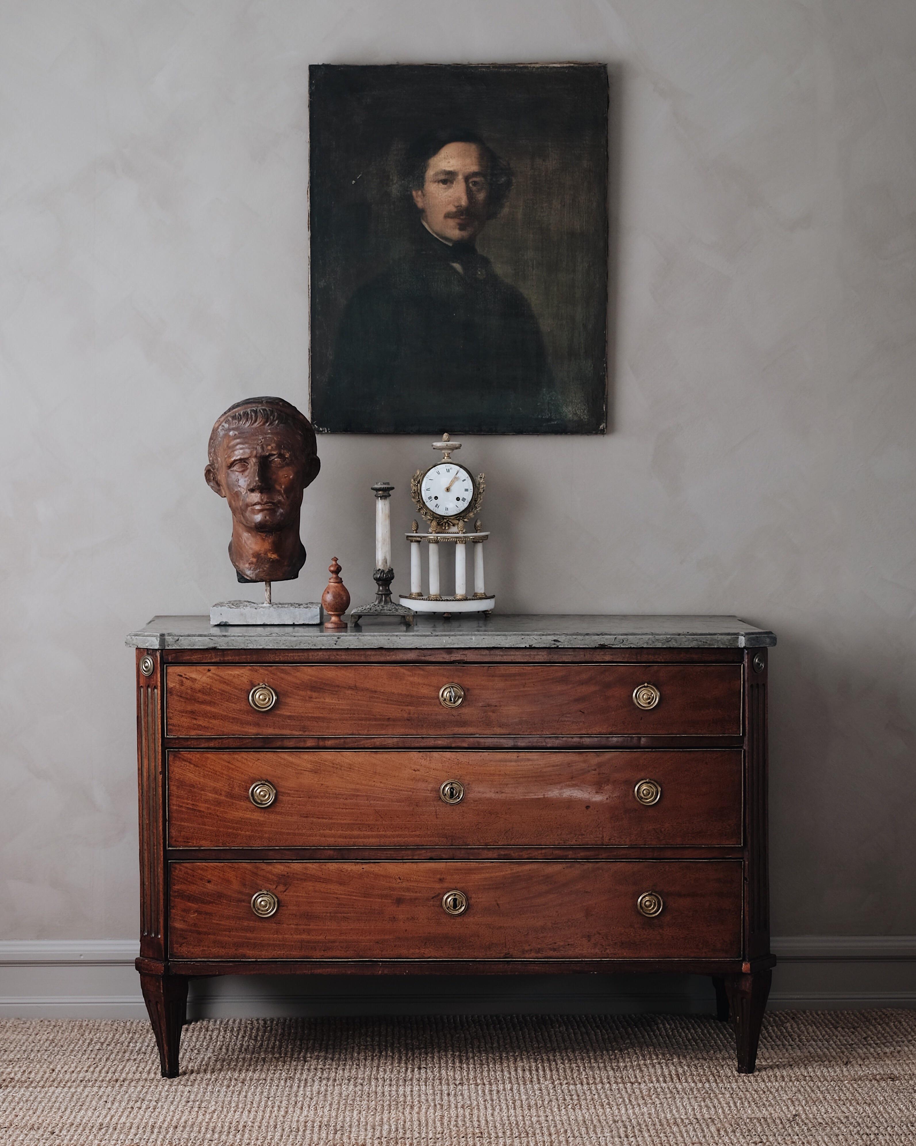 Exceptional Swedish 18th century Gustavian chest of drawers/commode veneered in mahogany with a very nice and subtle patina and good proportions. Original chalkstone top plate from the Swedish island of O¨land, circa 1790 Stockholm, Sweden.

 