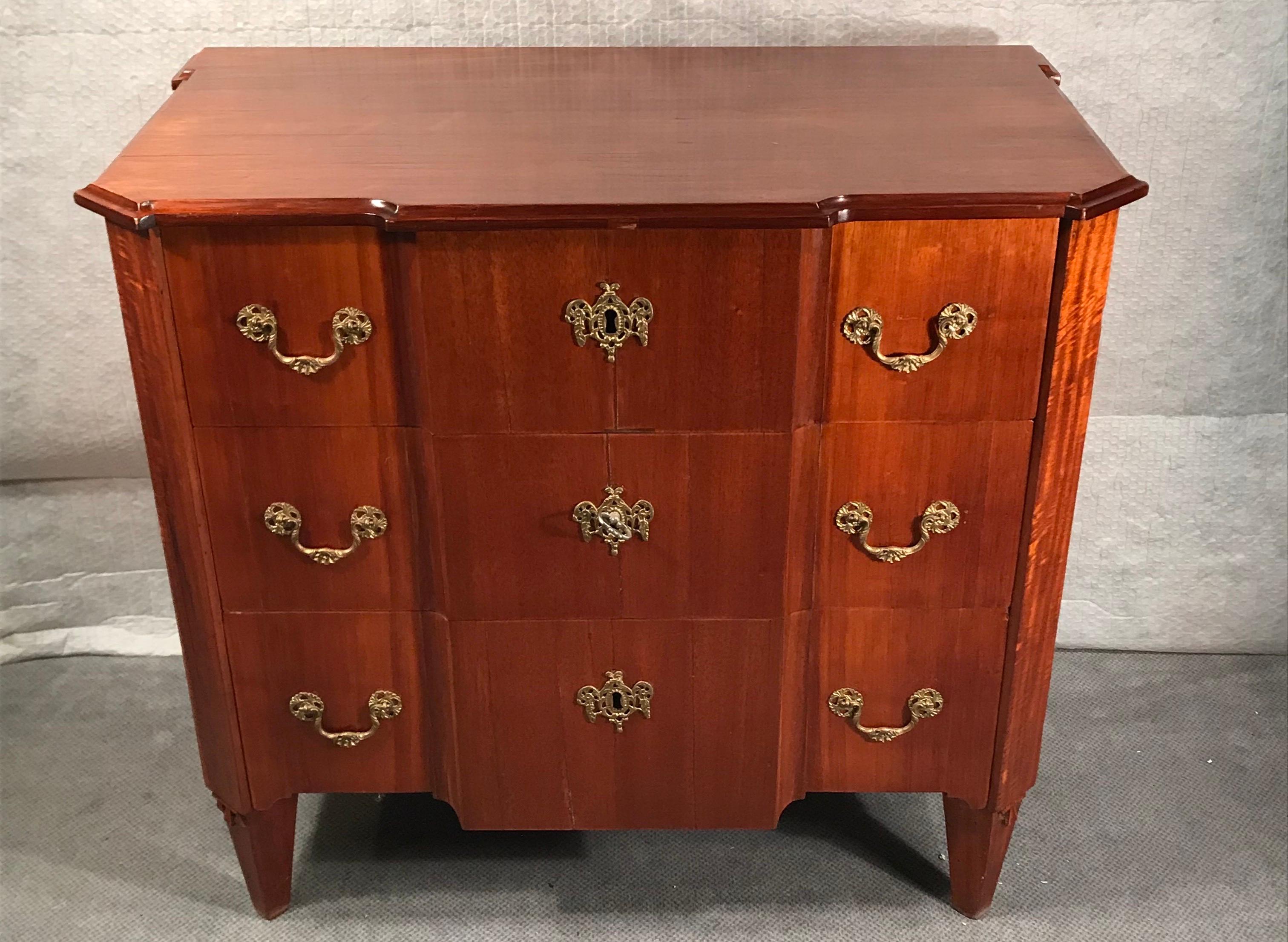 Gustavian chest of drawers, Sweden, 1780-1800.
This elegant chest of drawers is made of yew tree and has a mahogany veneer. Furthermore, it has its original bronze fittings and escutcheons. The three drawer commode stands on four pointed feet. The