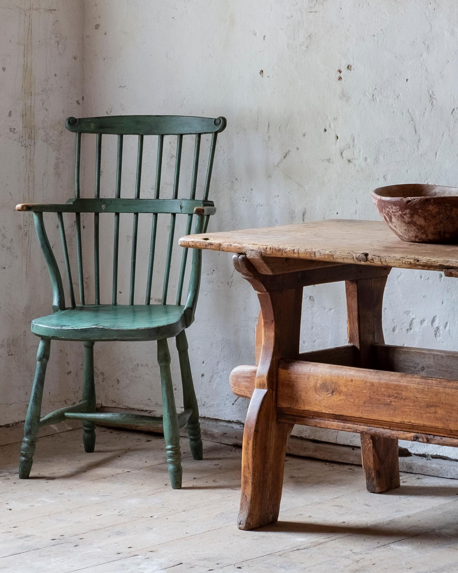 A rare 18th century vernacular Windsor style comb back armchair from the Gustavian period in secondary historical color, circa 1790, Sweden.

Good condition with wear and tear consistent with age and use. Structurally good and sturdy. A detailed