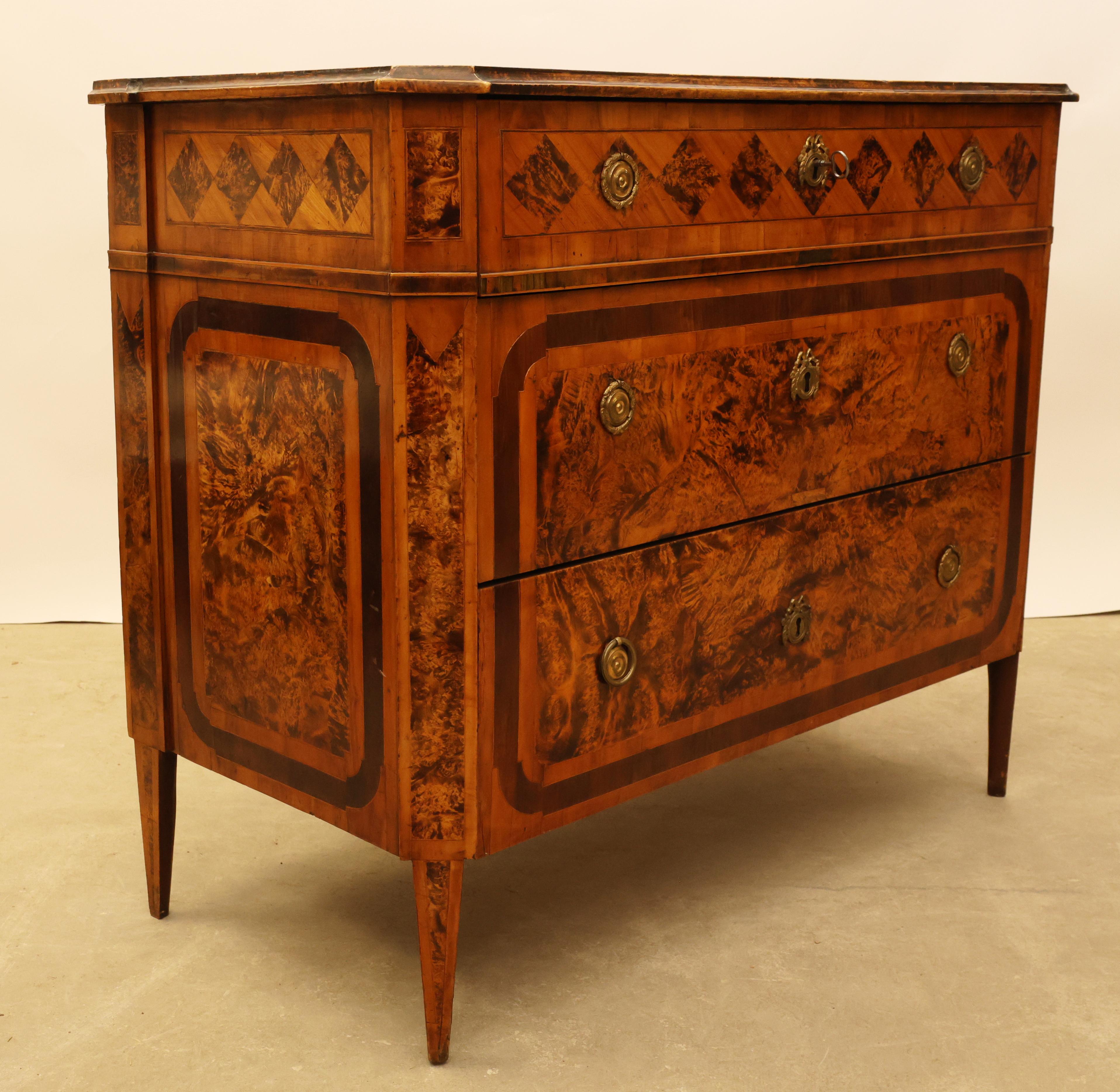 High-quality Gustavian chest of drawers from the Mälardalen region of Sweden, dating from the late 18th century. Veneered with alder root and other types of wood, featuring diamond-shaped patterns and inlaid panels. The chest has three drawers, with