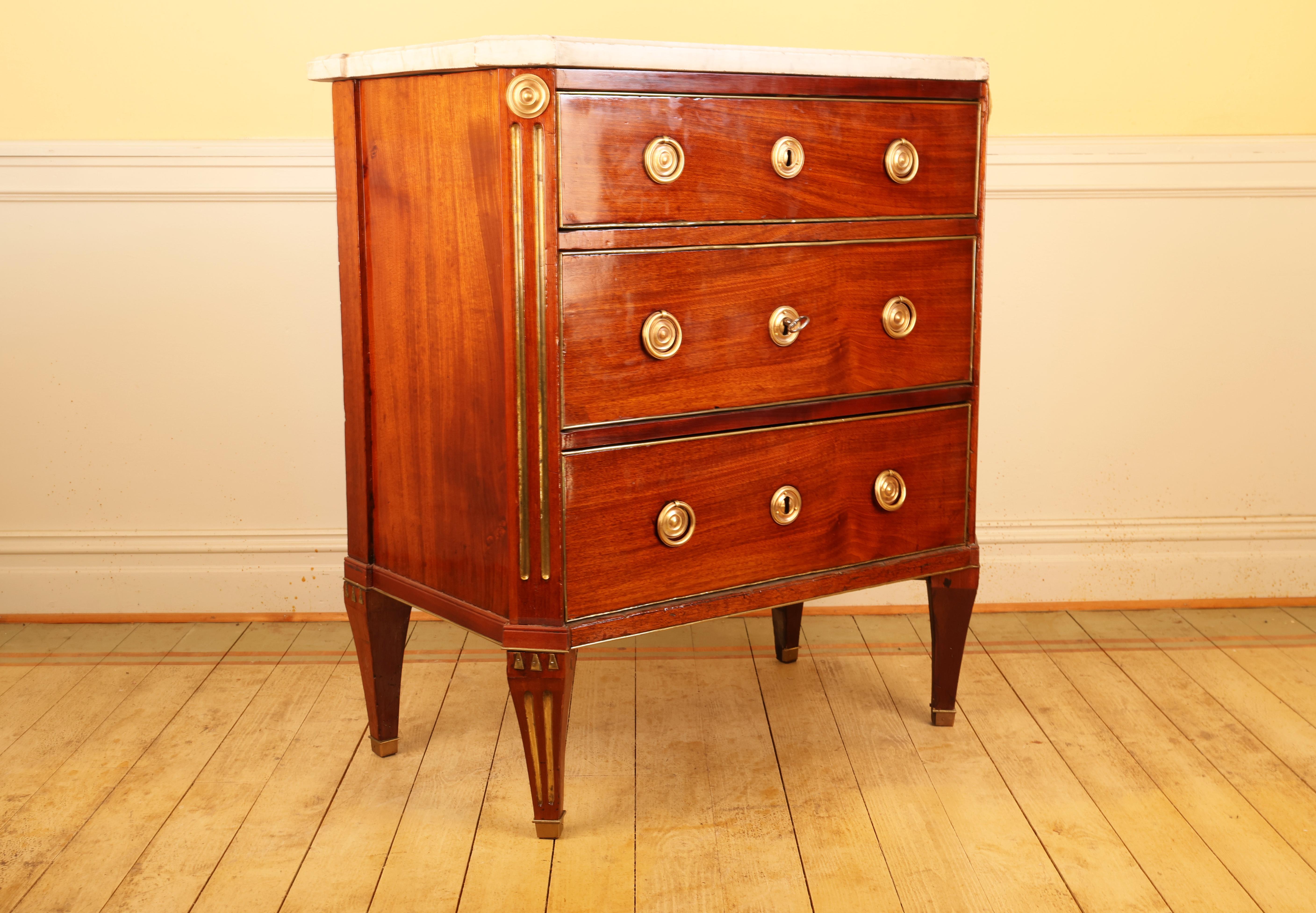 18th Century Gustavian Commode In Good Condition For Sale In Ljungby, SE
