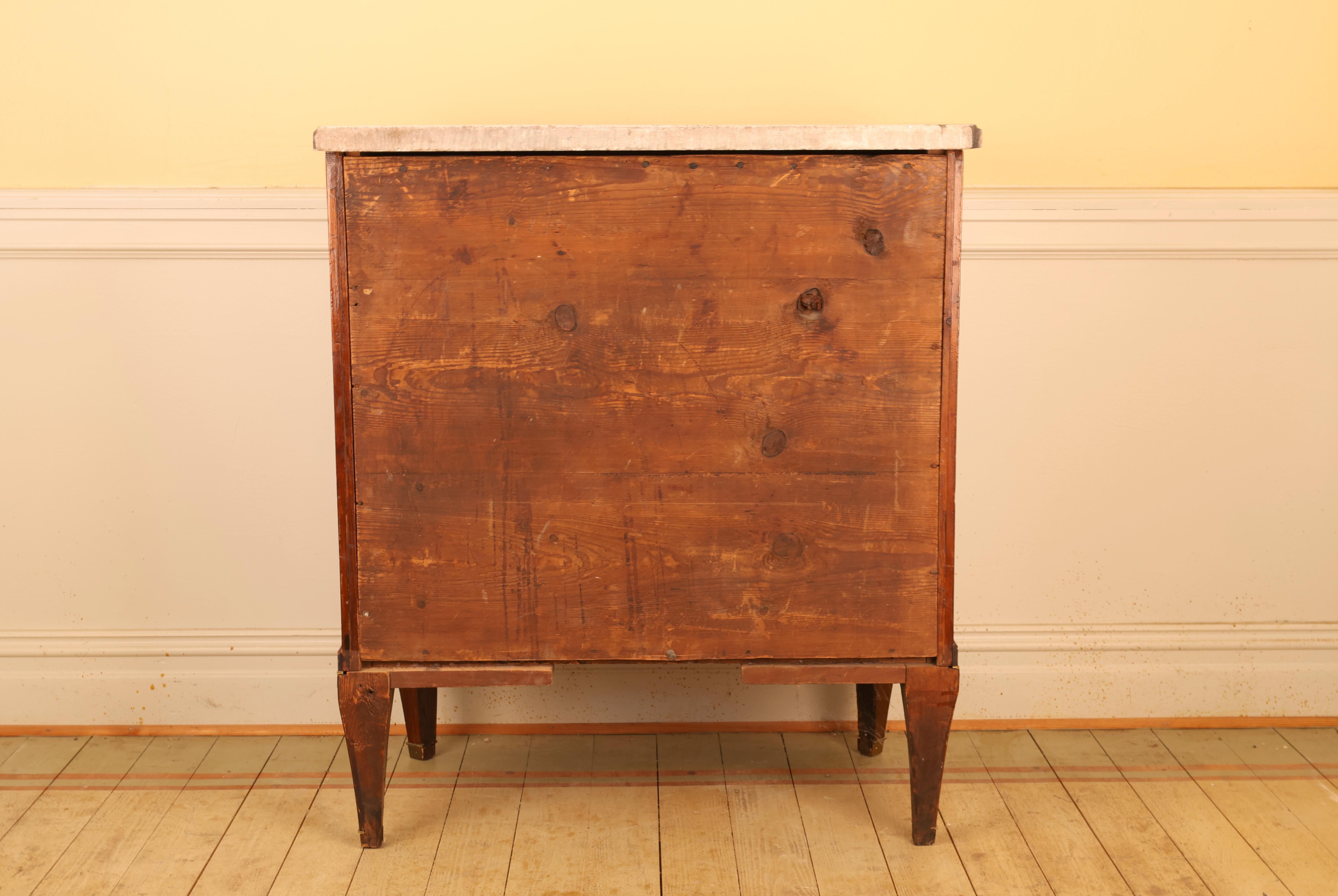 18th Century Gustavian Commode For Sale 1