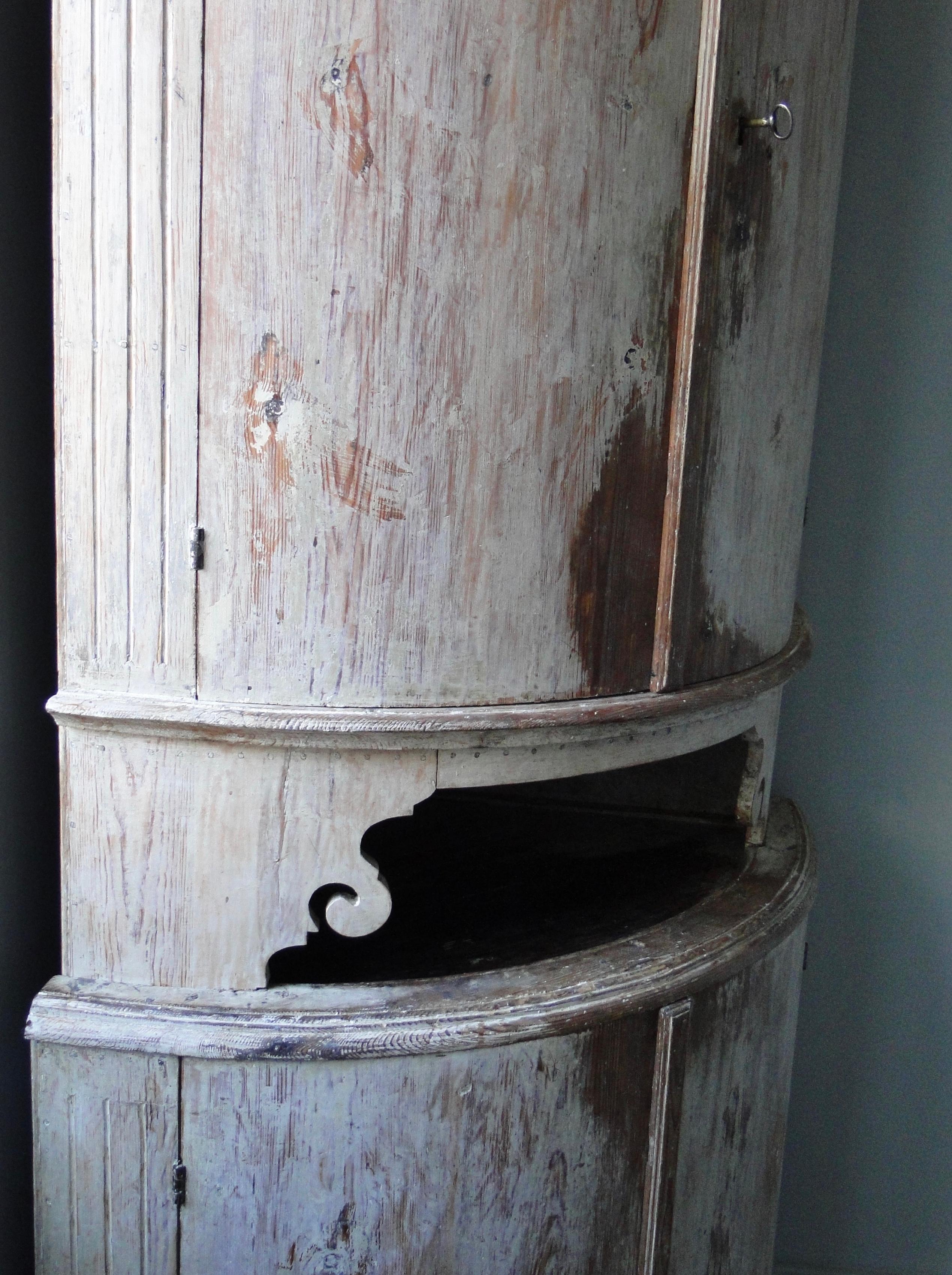 18th Century Gustavian 2 Part Corner Cabinet in Original Paint For Sale 8