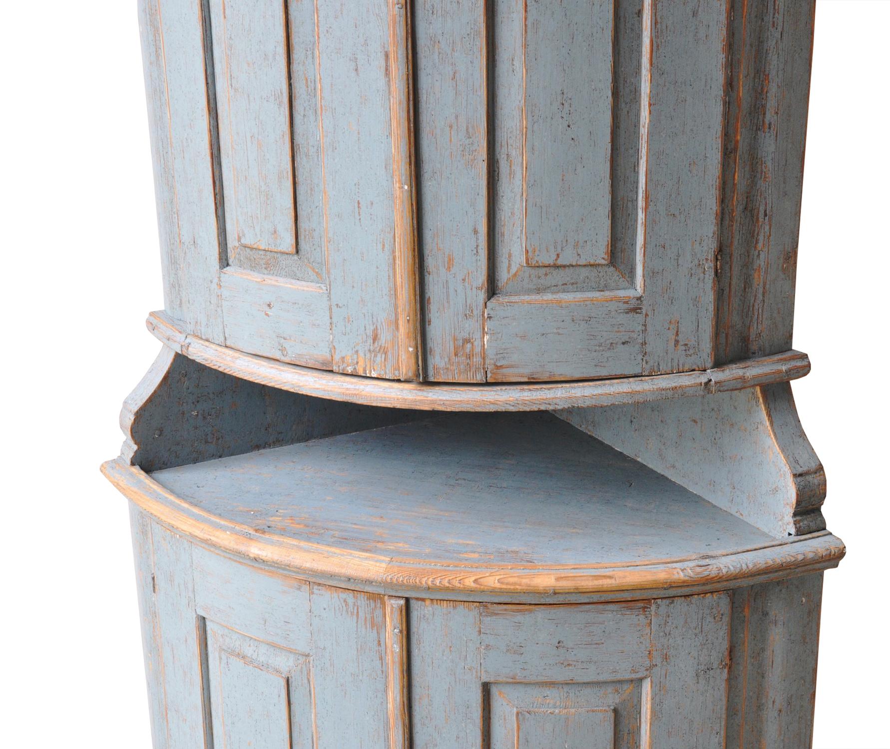 18th Century Gustavian Corner Cabinet In Good Condition In Tetbury, Gloucestershire