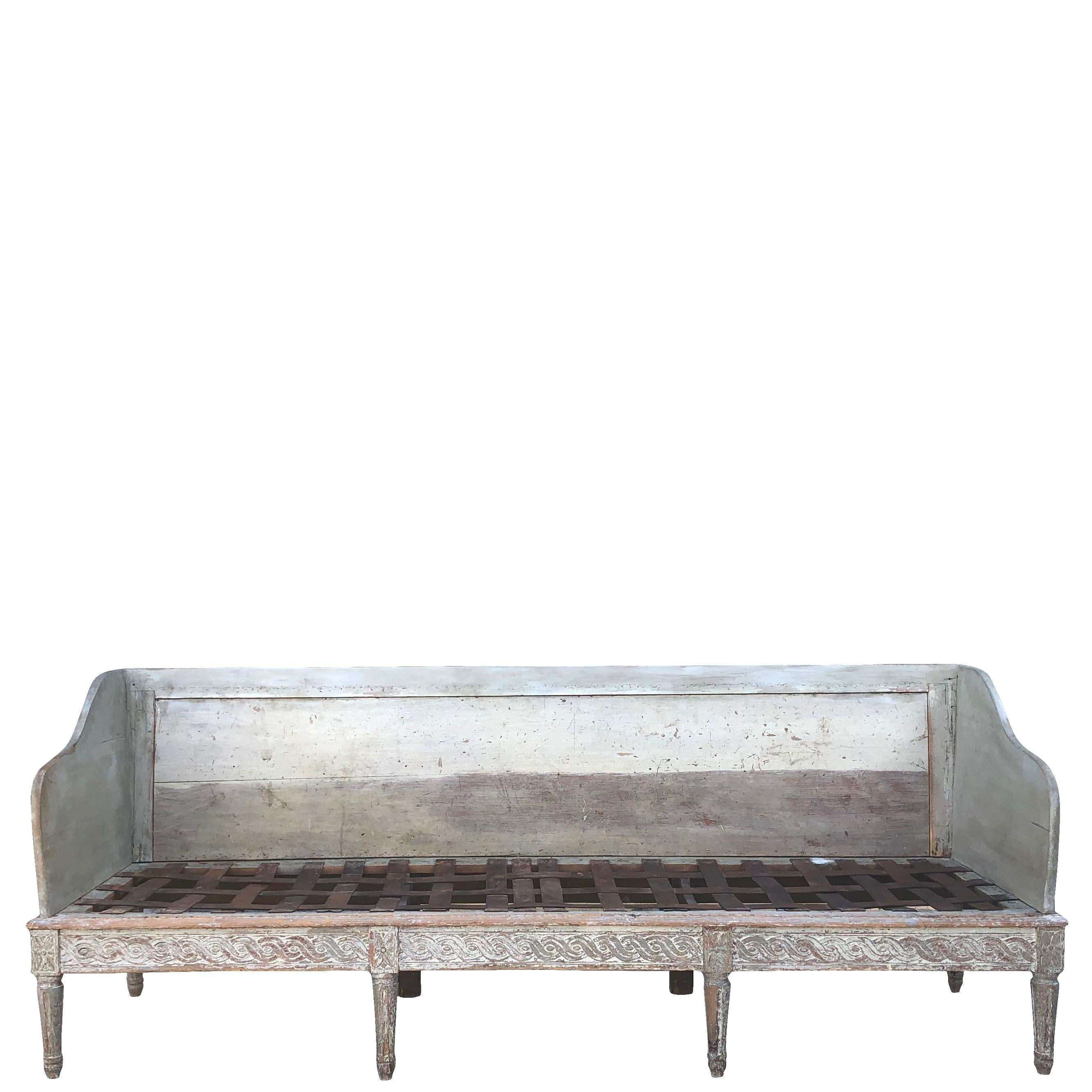 Late 18th century, a large pinewood Gustavian daybed with very detailed carving and original painted patina, upholstered cushions, in good condition. 

Measures: Seat 14