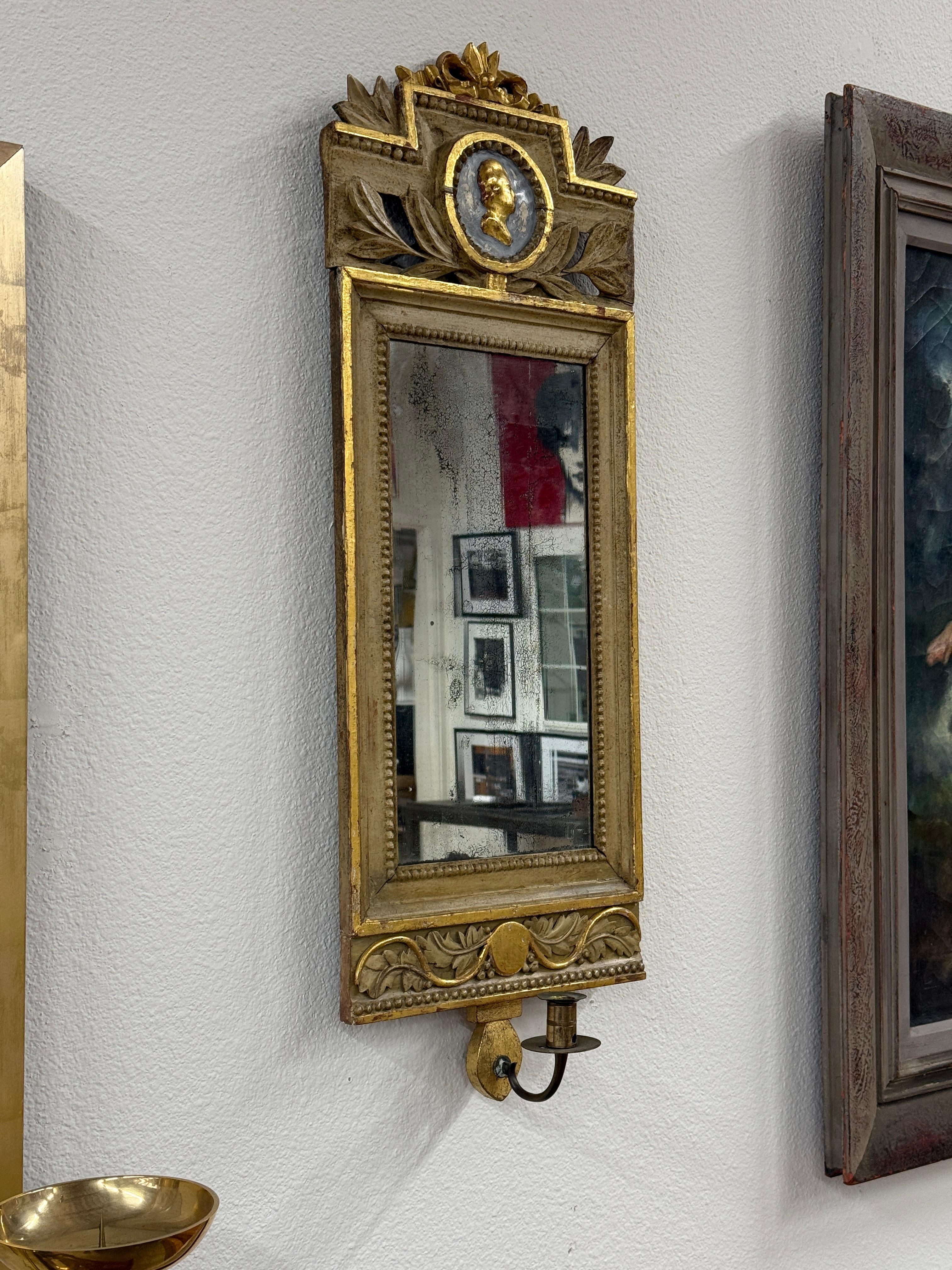 Miroir en camée doré gustavien du 18e siècle avec applique ajoutée plus tard en vente 10