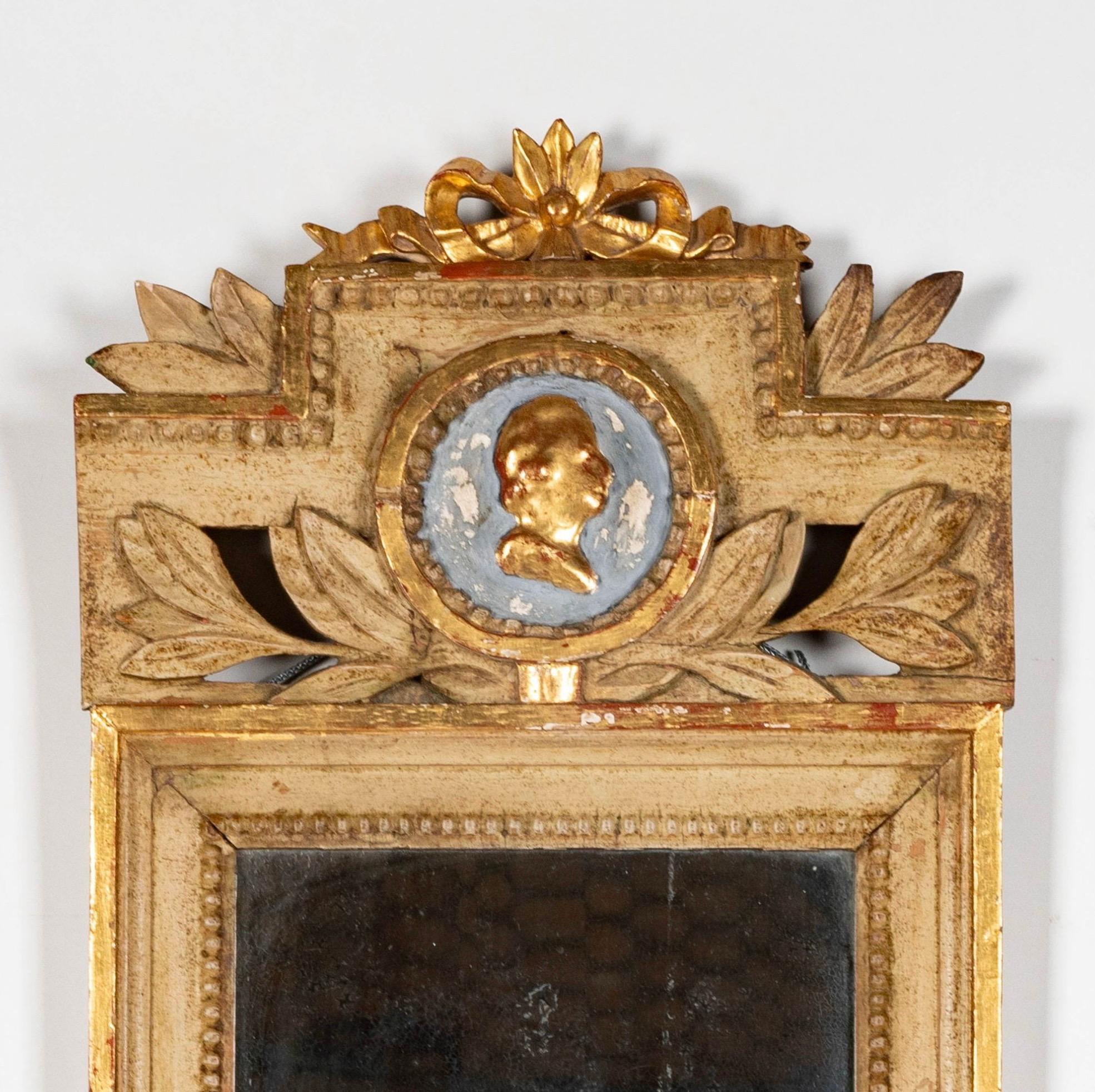Ravissant miroir camée en vermeil de style gustavien suédois, avec son miroir en verre d'origine. Le miroir comporte une applique du 20e siècle ajoutée à la base. Le miroir présente quelques pertes au niveau de la dorure et de la peinture. Le miroir