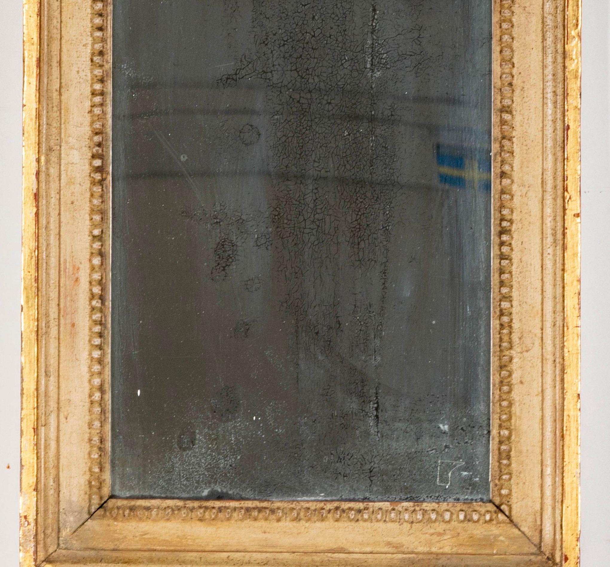 Fait main Miroir en camée doré gustavien du 18e siècle avec applique ajoutée plus tard en vente