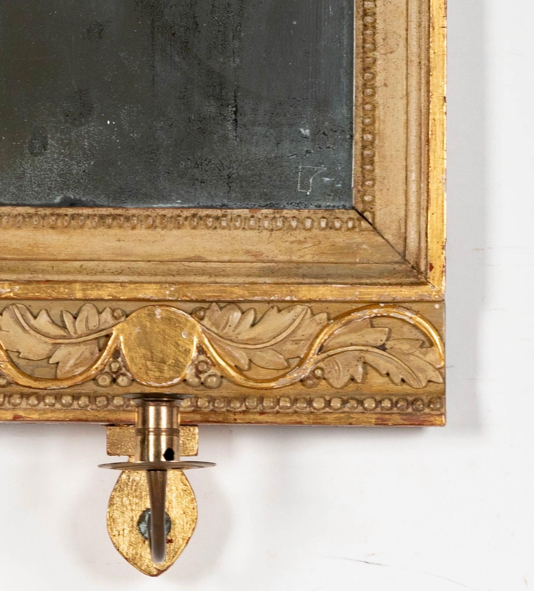 XVIIIe siècle Miroir en camée doré gustavien du 18e siècle avec applique ajoutée plus tard en vente