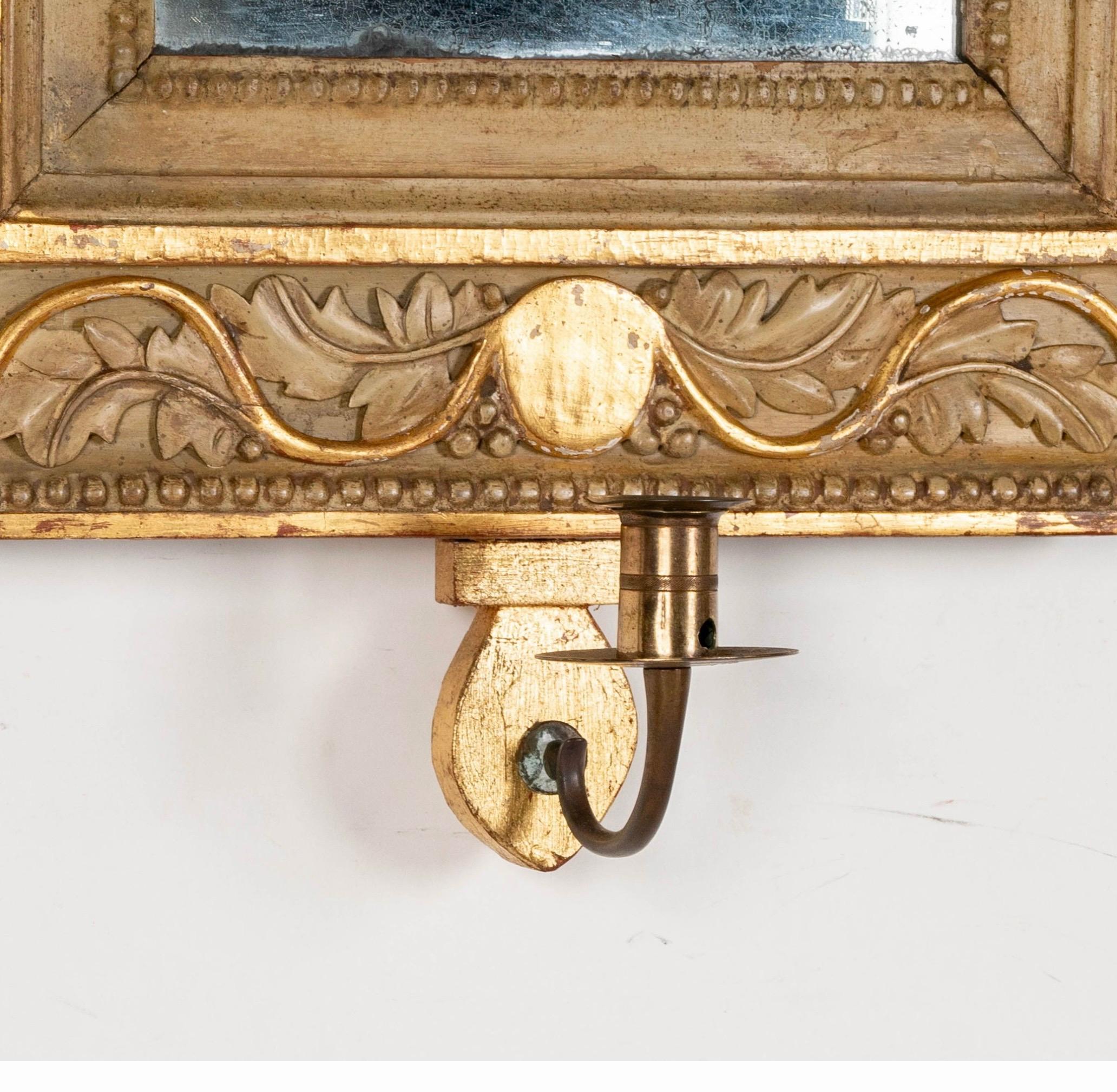 Bois Miroir en camée doré gustavien du 18e siècle avec applique ajoutée plus tard en vente