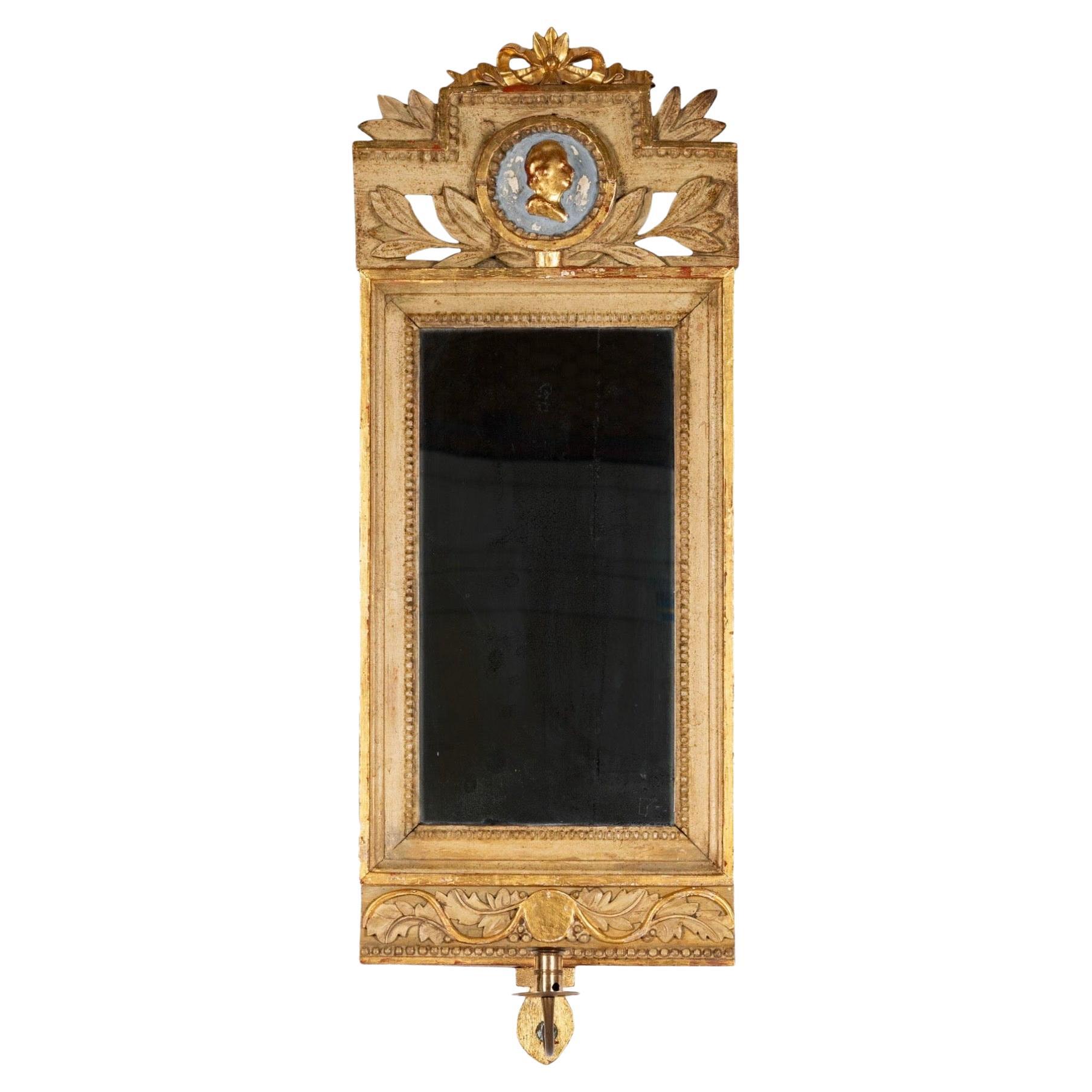 Miroir en camée doré gustavien du 18e siècle avec applique ajoutée plus tard en vente