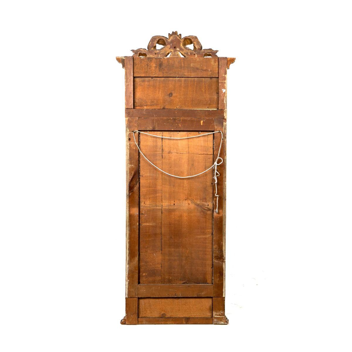 Un beau miroir gustavien, soigneusement gratté pour révéler ses dorures et ses couleurs d'origine. Le sommet est orné d'un ruban en bois finement sculpté, suivi d'une corniche décorative ornée d'un perlage.

Les parties supérieure et inférieure
