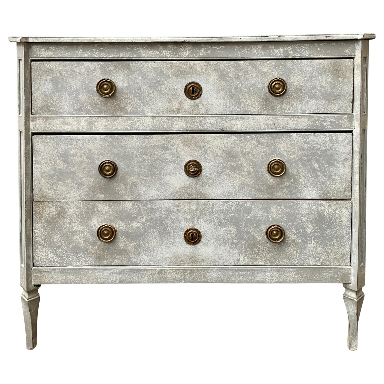 18th century Italian Louis XVI grey hand painted chest of drawers with brass handles. This Gustavian solid oak dresser from Northern Italy, most likely the Piemonte region, bordering France, features elegant twisted legs. The locks and key are in