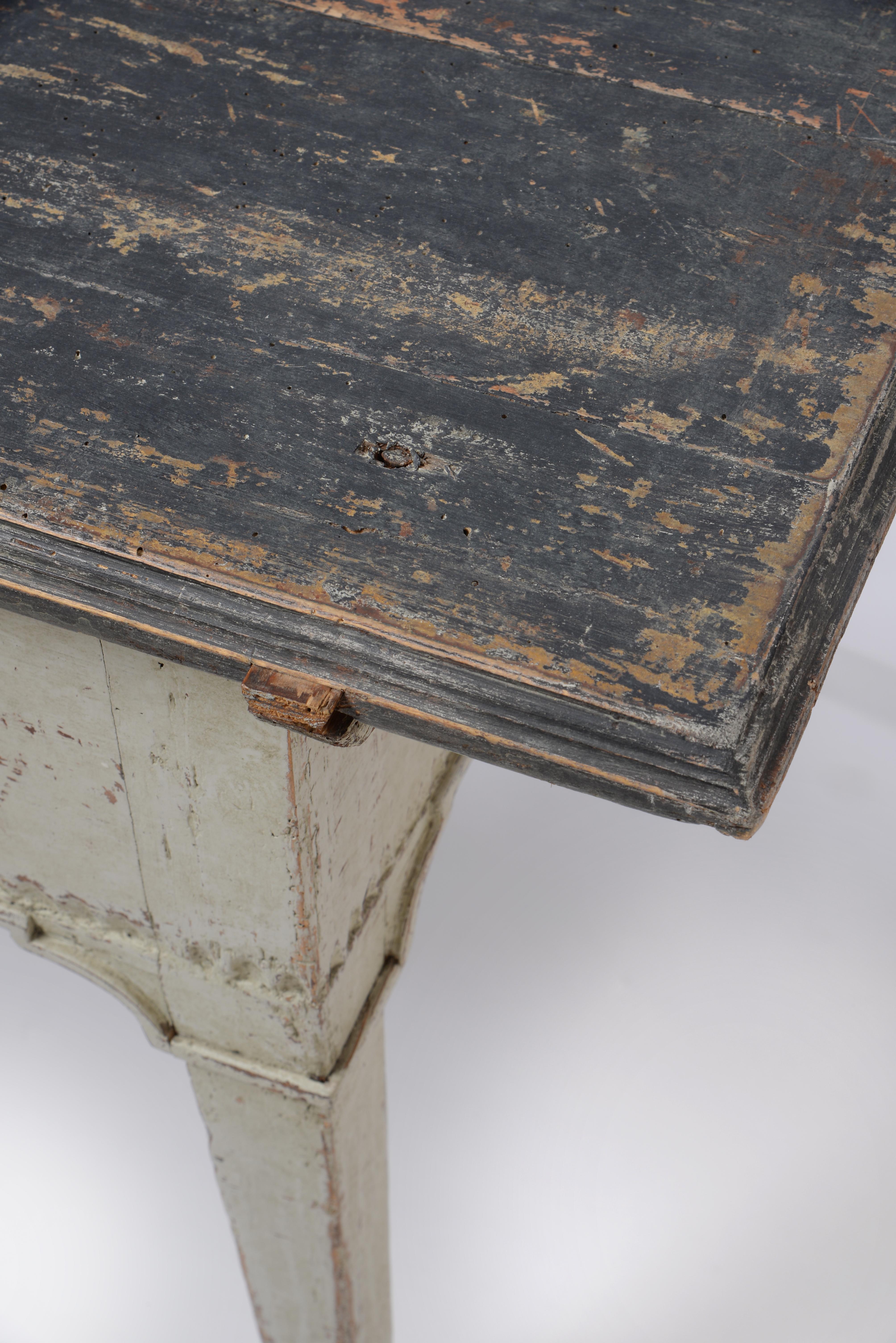 Gustavianischer niedriger Tisch aus dem 18. Jahrhundert im Zustand „Gut“ im Angebot in Hamburg, Hamburg
