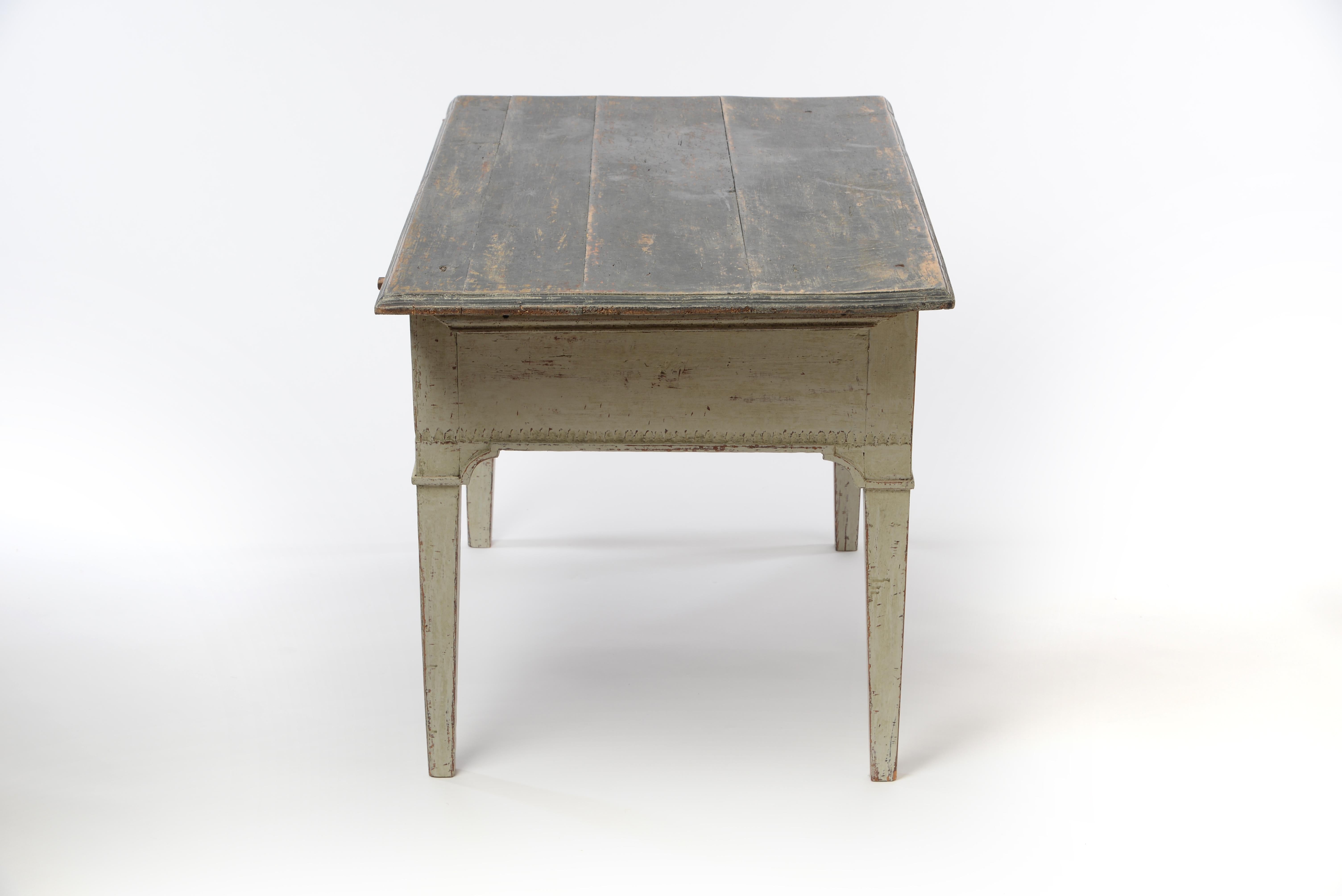 Table basse gustavienne du XVIIIe siècle Bon état - En vente à Hamburg, Hamburg