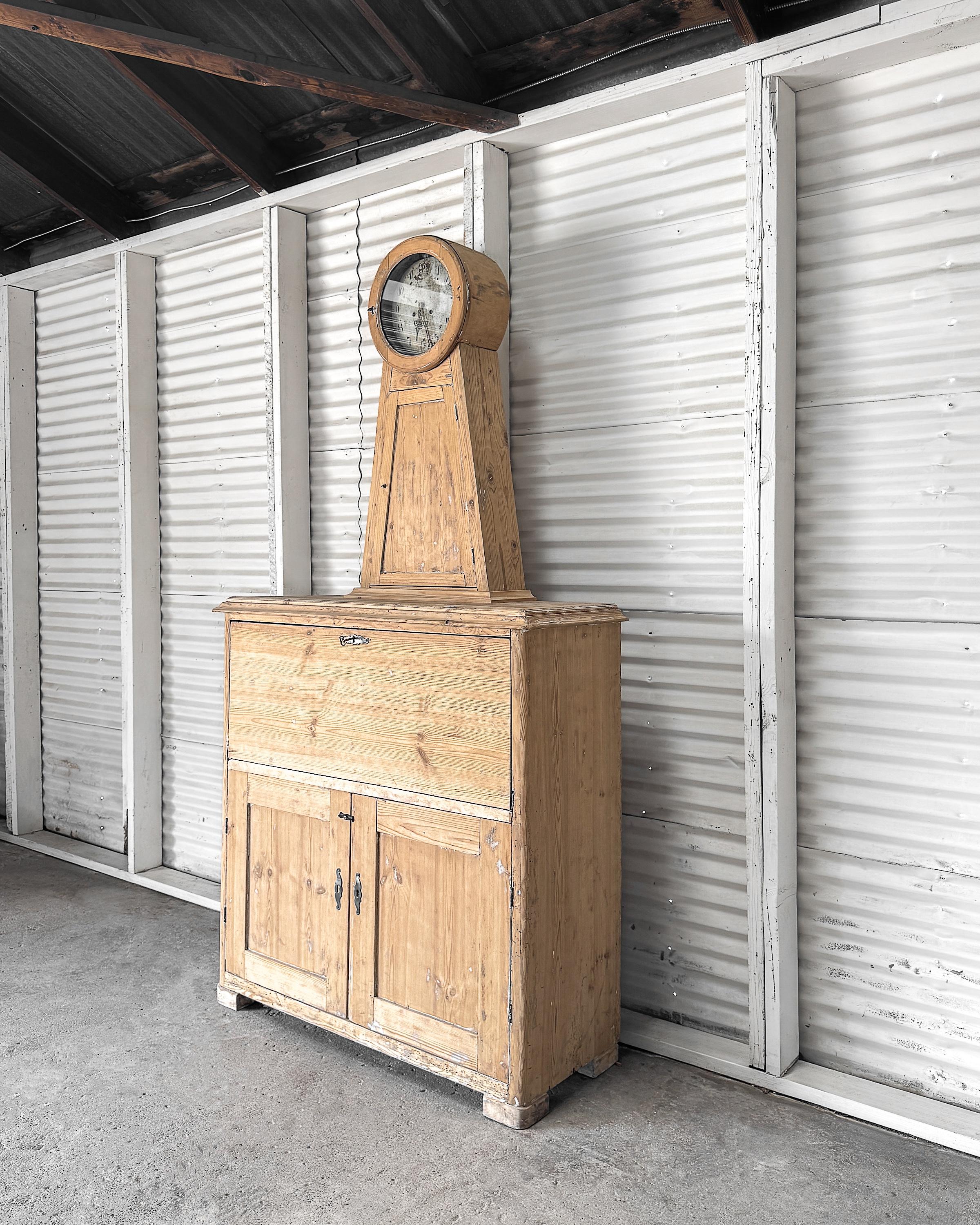Bureau Gustavien Mora Clocks du 18ème siècle Bon état - En vente à Mckinney, TX