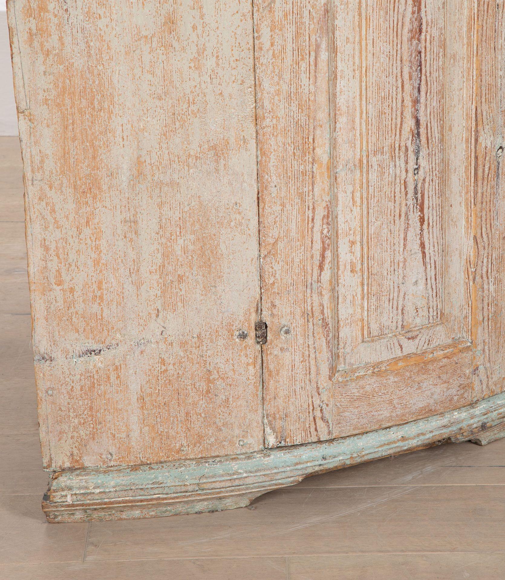 Gustavianischer bemalter Eckschrank aus dem 18. im Angebot 5