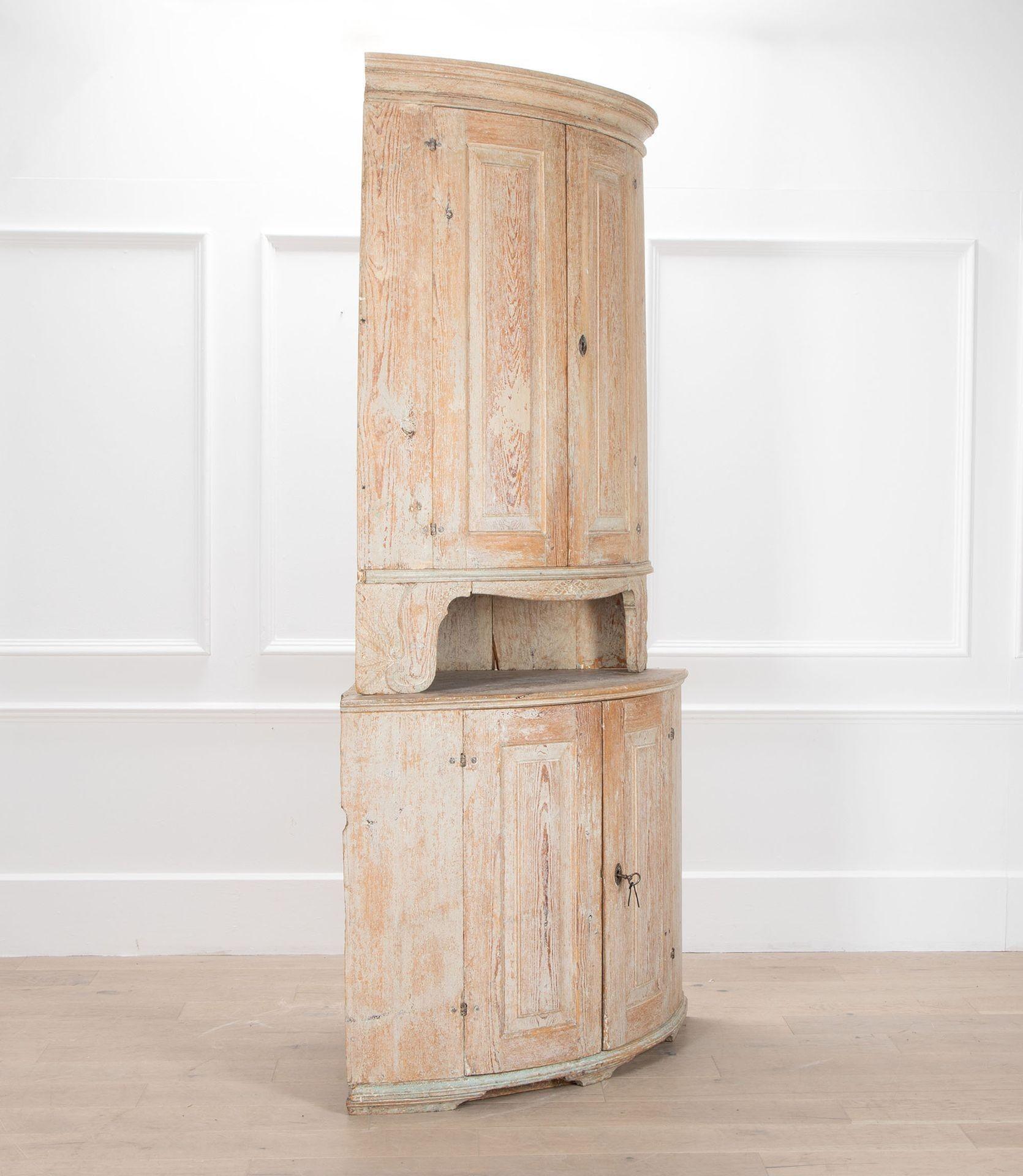 Gustavianischer Eckschrank mit Bogenfront aus Nordschweden.
Die alte Farbe wurde außen aufgefrischt und später innen gestrichen.
Circa 1790.