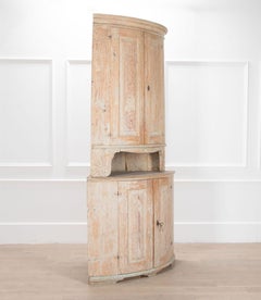 Armario esquinero pintado a la Gustaviana del siglo XVIII