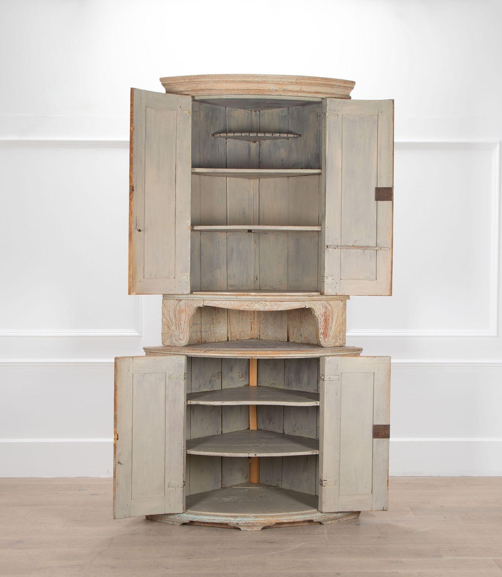 Gustavianischer bemalter Eckschrank aus dem 18. (Schwedisch) im Angebot