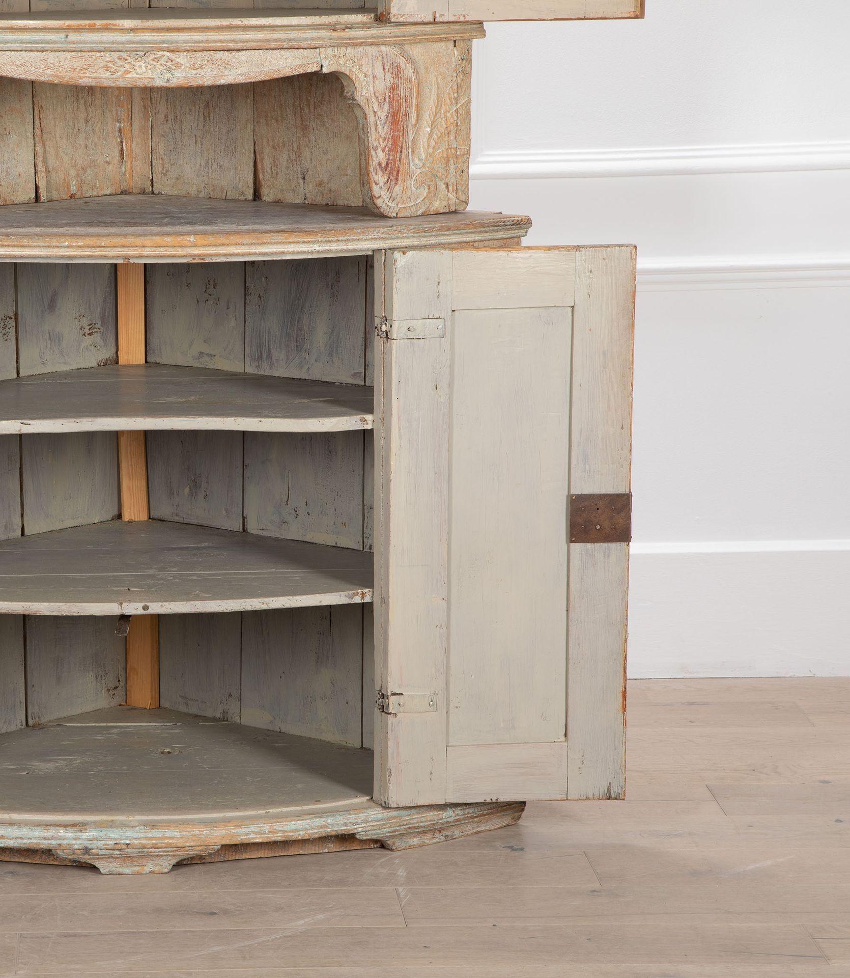 Gustavianischer bemalter Eckschrank aus dem 18. im Zustand „Gut“ im Angebot in Gloucestershire, GB