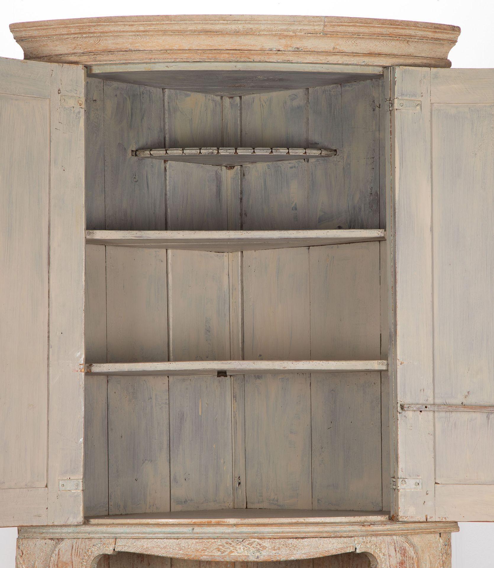 Gustavianischer bemalter Eckschrank aus dem 18. (Kiefernholz) im Angebot