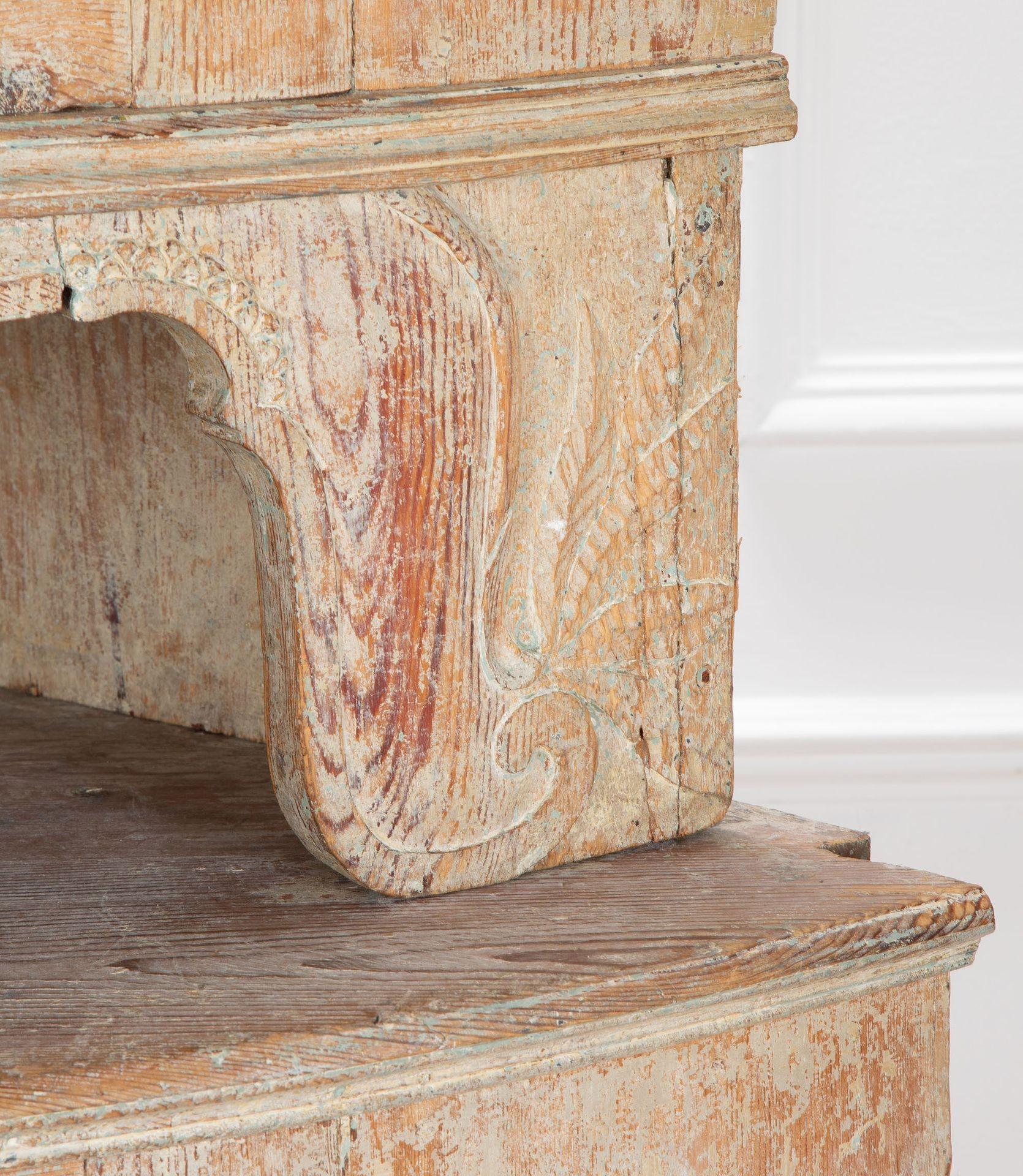 Gustavianischer bemalter Eckschrank aus dem 18. im Angebot 1