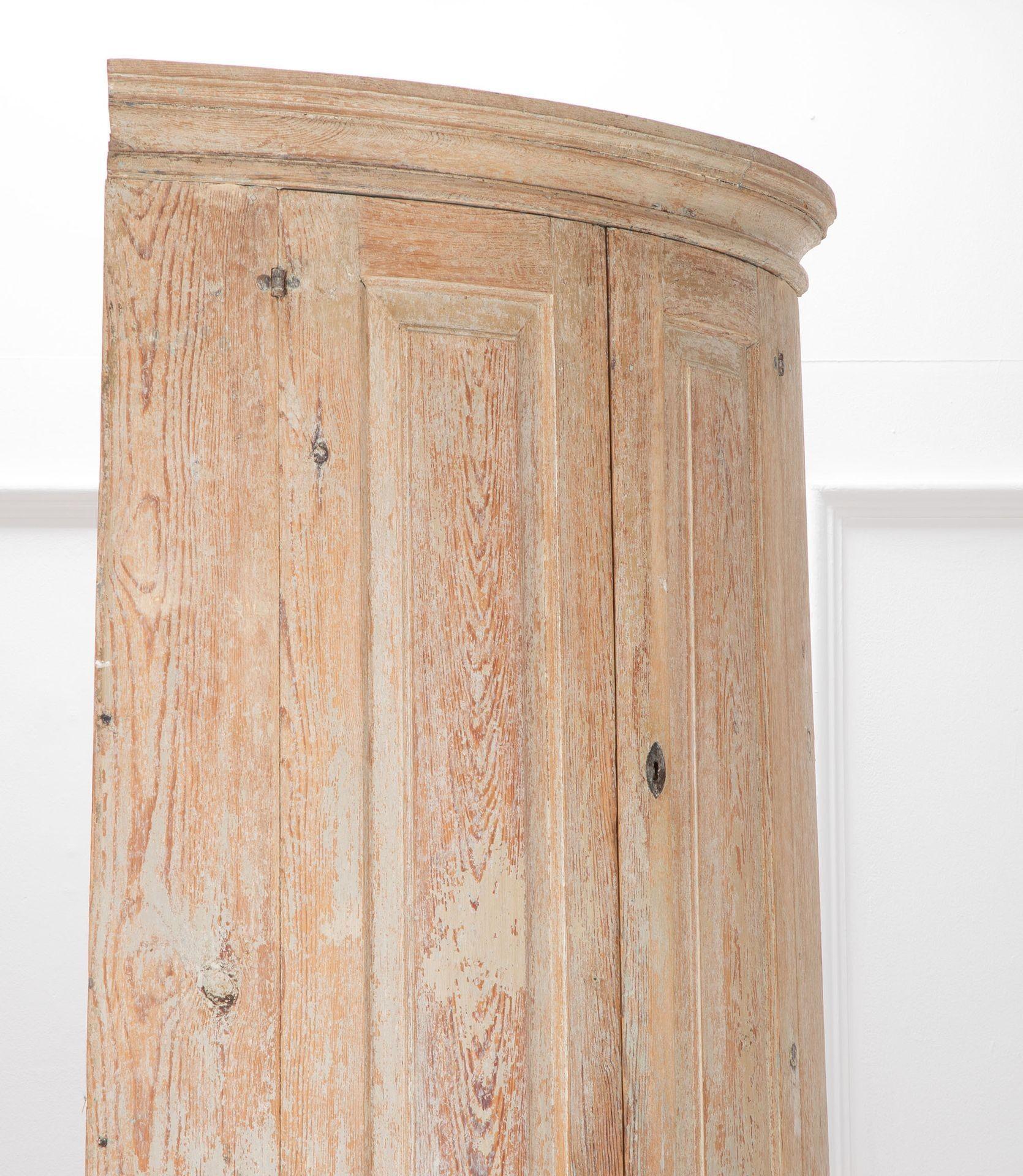 Gustavianischer bemalter Eckschrank aus dem 18. im Angebot 2