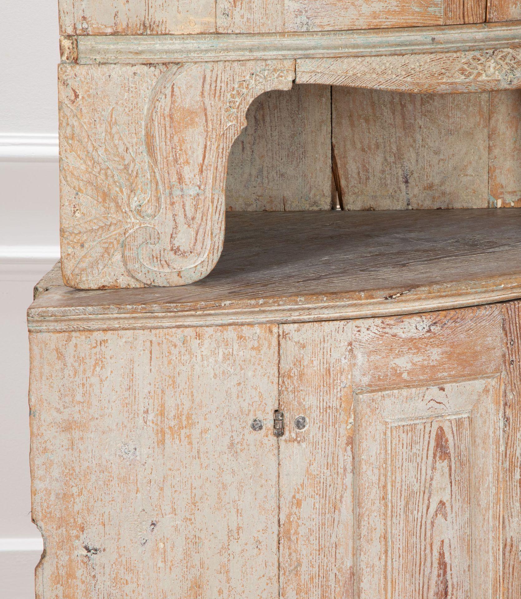 Gustavianischer bemalter Eckschrank aus dem 18. im Angebot 3