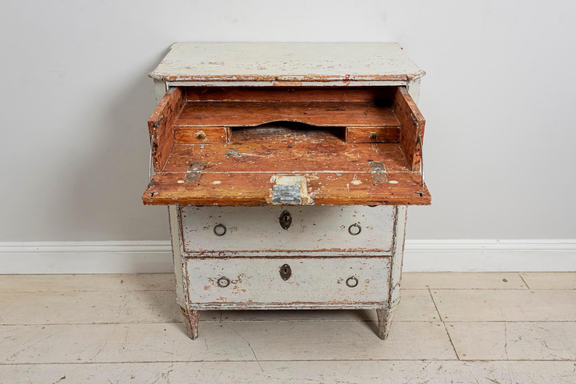 18th Century Gustavian Painted Four-Drawer Commode with a Concealed Bureau 4