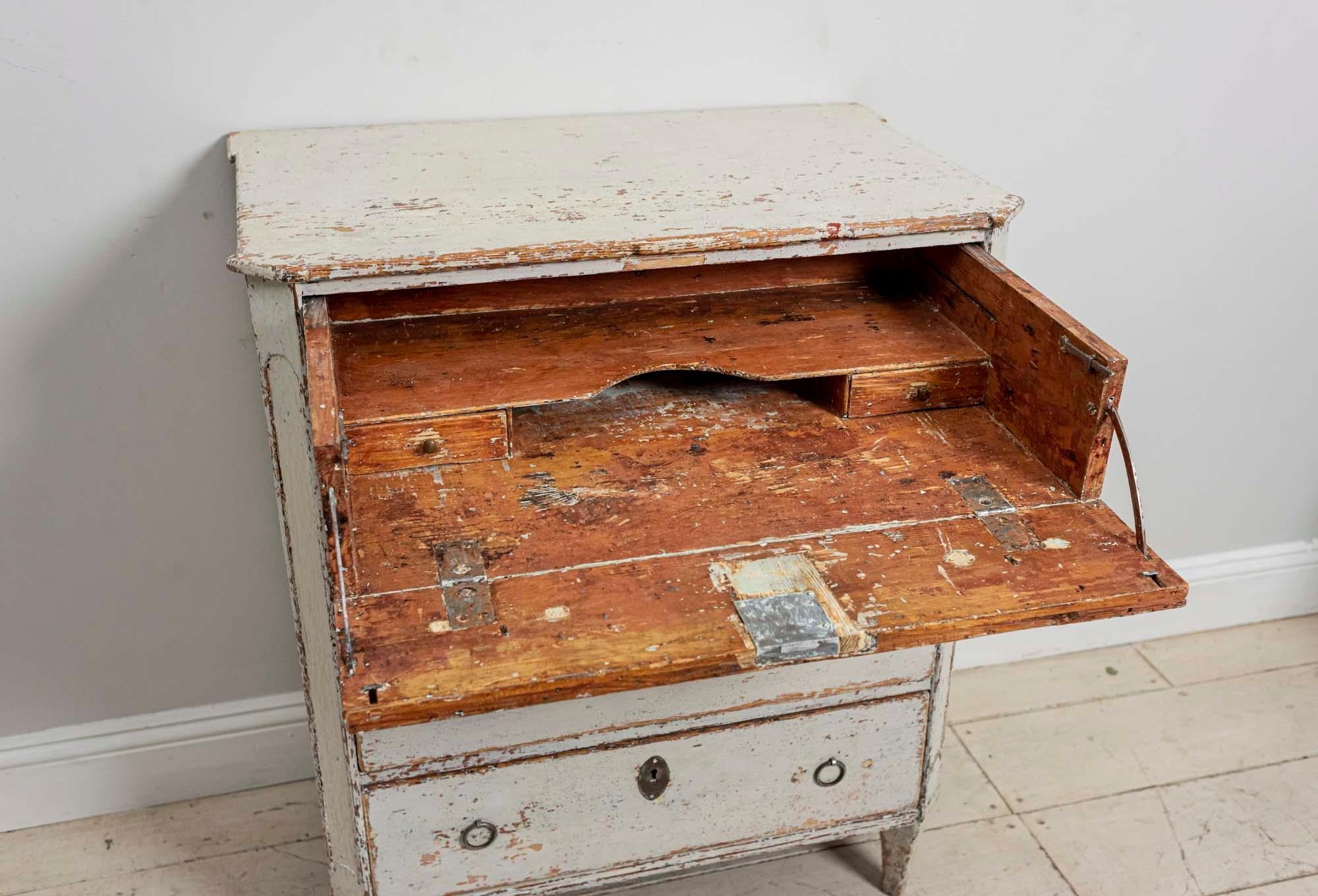 18th Century Gustavian Painted Four-Drawer Commode with a Concealed Bureau 6