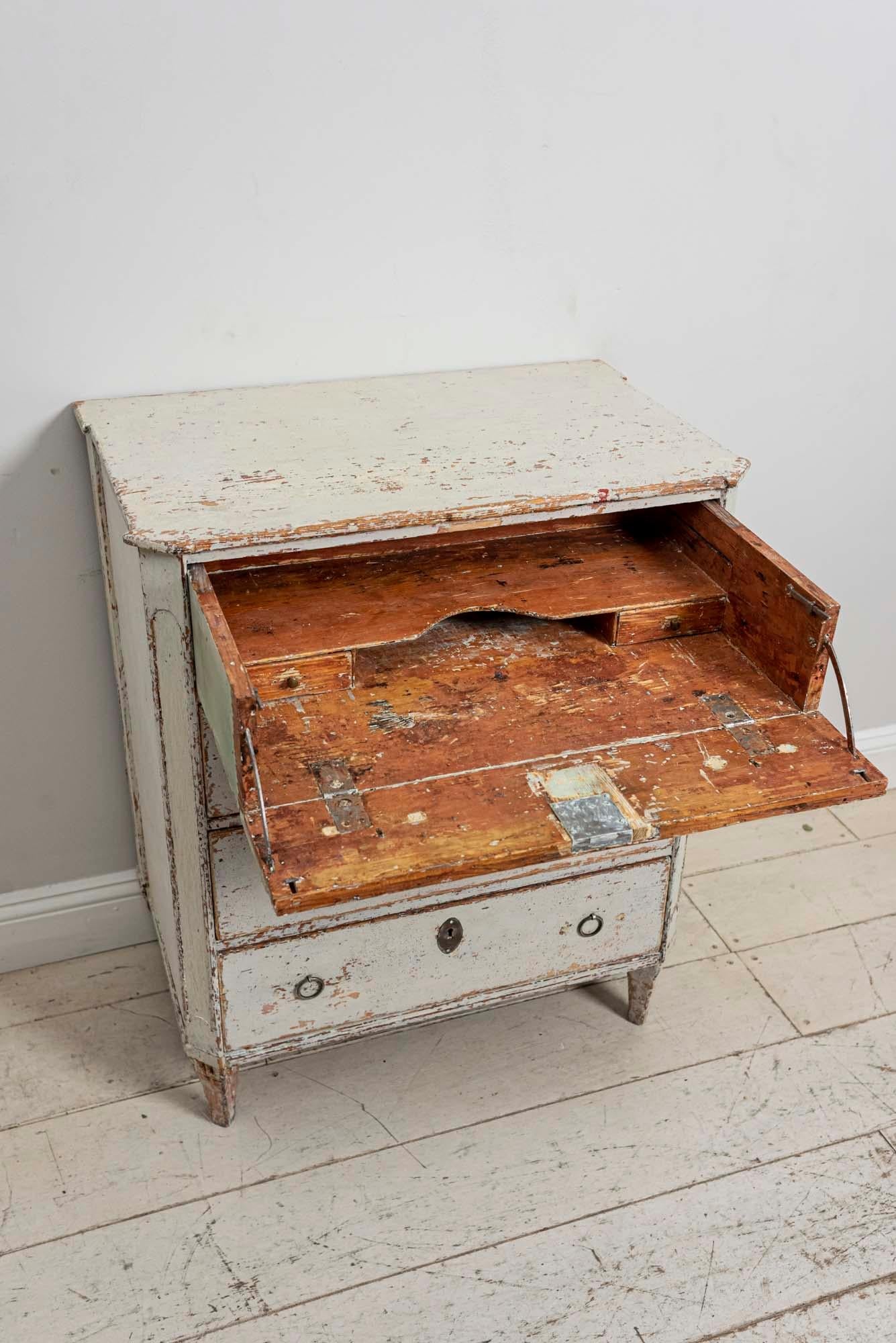 18th Century Gustavian Painted Four-Drawer Commode with a Concealed Bureau 7
