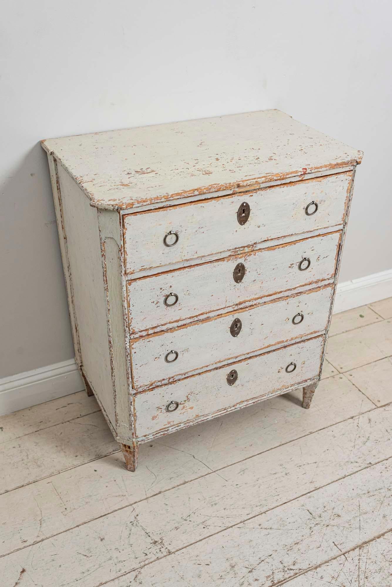 18th Century Gustavian Painted Four-Drawer Commode with a Concealed Bureau In Good Condition In London, GB