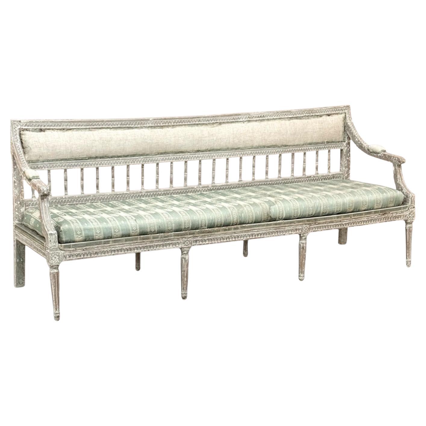 Banc d'époque gustavienne du XVIIIe siècle avec finition grattée d'origine