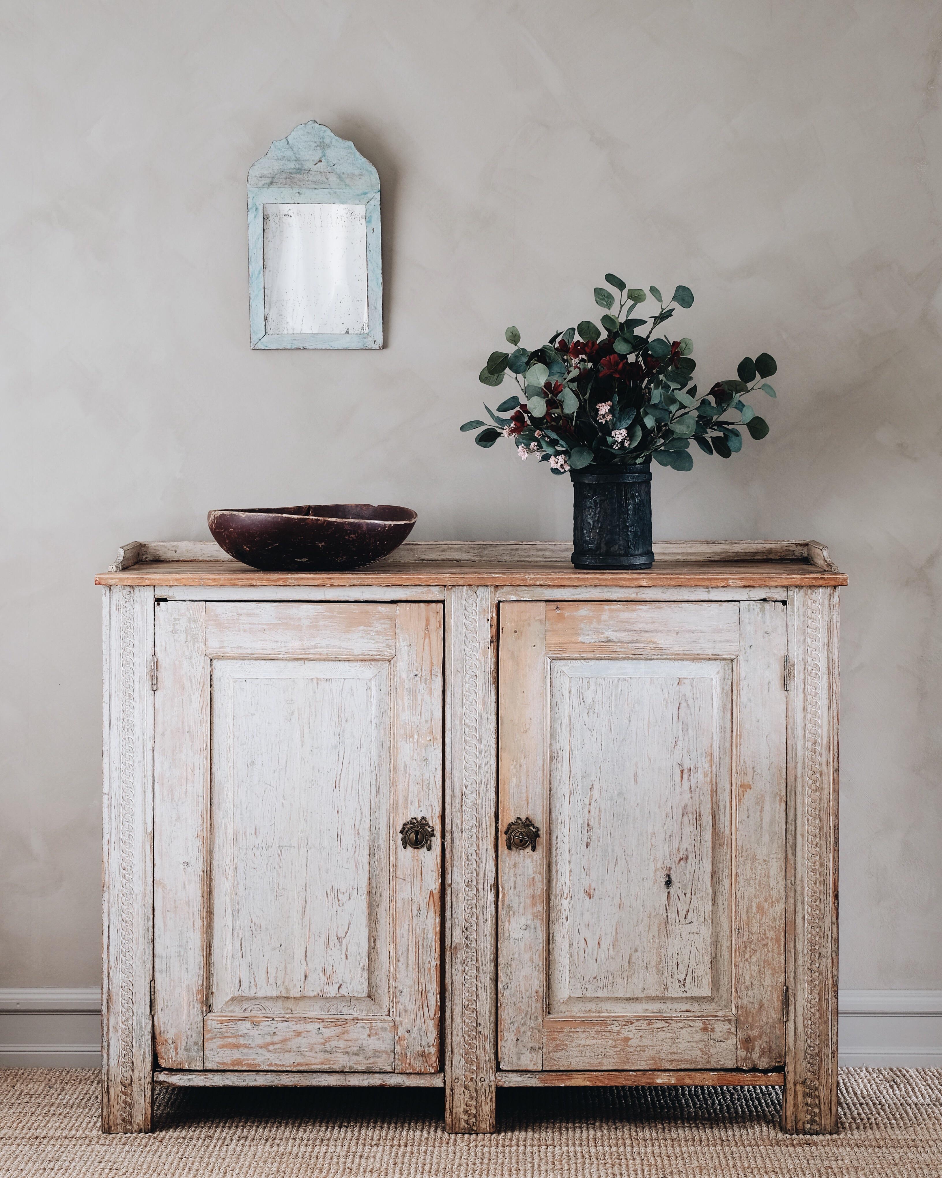 Elegant 18th century Gustavian period sideboard/buffet in its original finish with a great patinated surface. Good proportions with two doors and two interior shelves, Sweden, circa 1790. 

Very good condition with wear consistent with age and