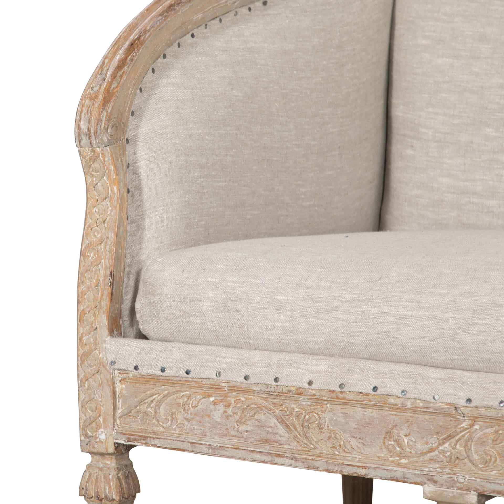 Gustavianisches Sofa aus dem 18. Jahrhundert.
Bis auf die Originalfarbe abgeschabt, mit exquisiten Schnitzereien versehen und kürzlich mit Leinen neu bezogen.