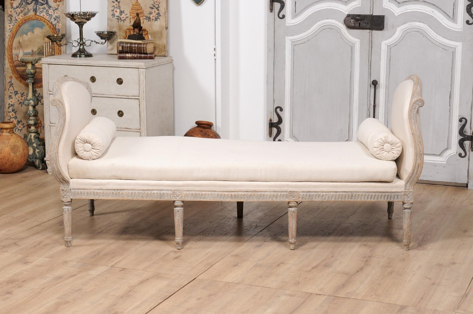 18th Century Gustavian Swedish Grey Daybed with Carved Rosettes and Fluted Legs In Good Condition In Atlanta, GA