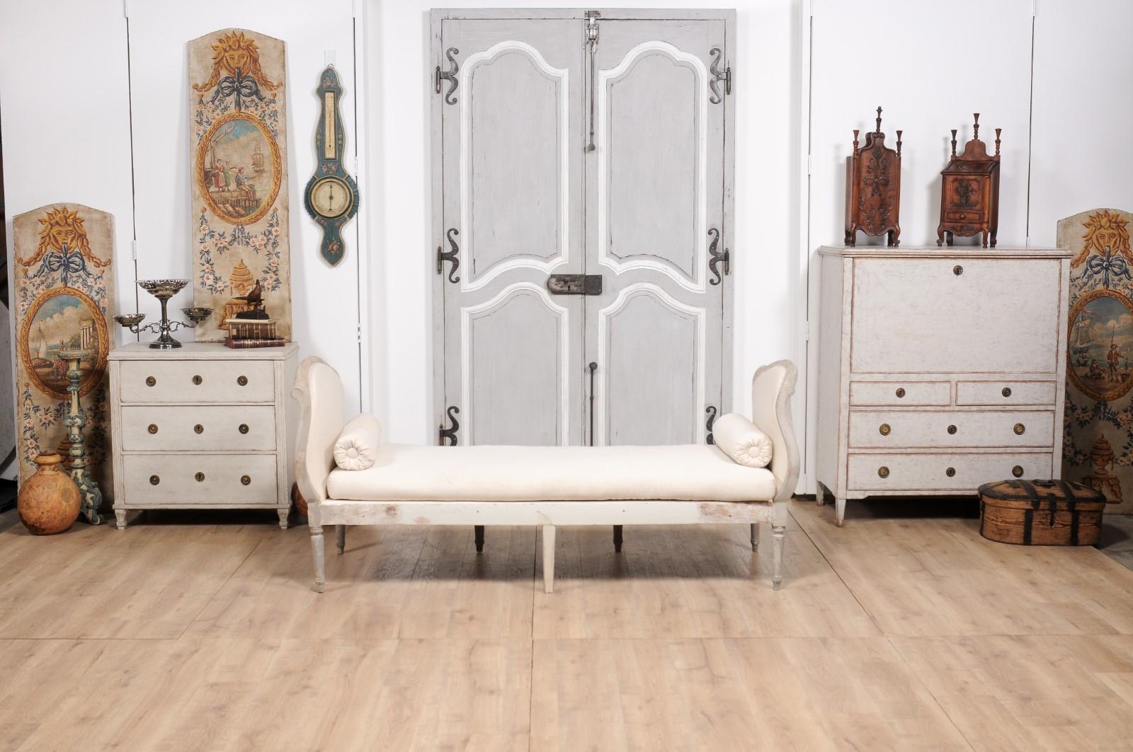 18th Century Gustavian Swedish Grey Daybed with Carved Rosettes and Fluted Legs 3
