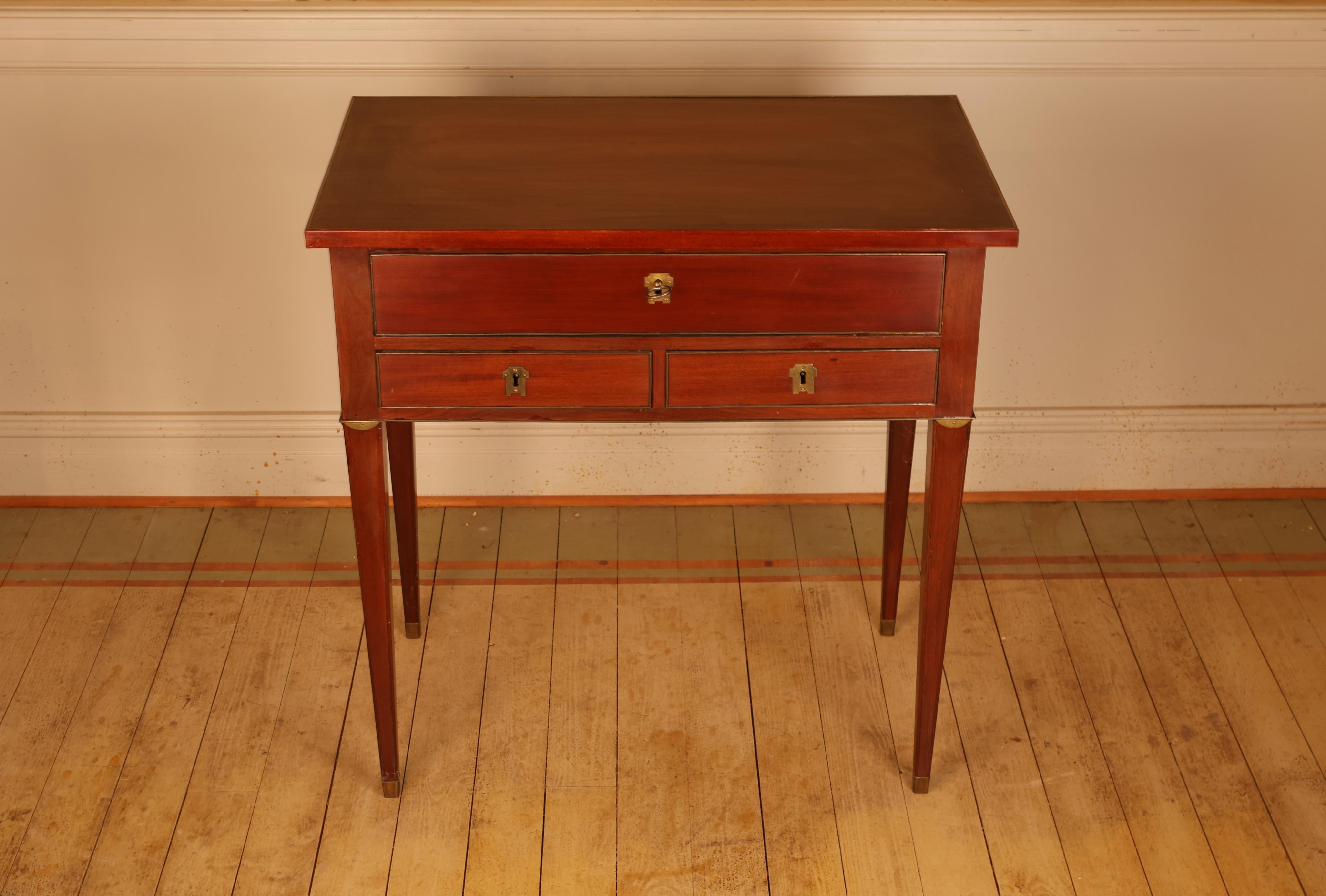 Gustavianischer Tisch aus dem 18. (Furnier) im Angebot