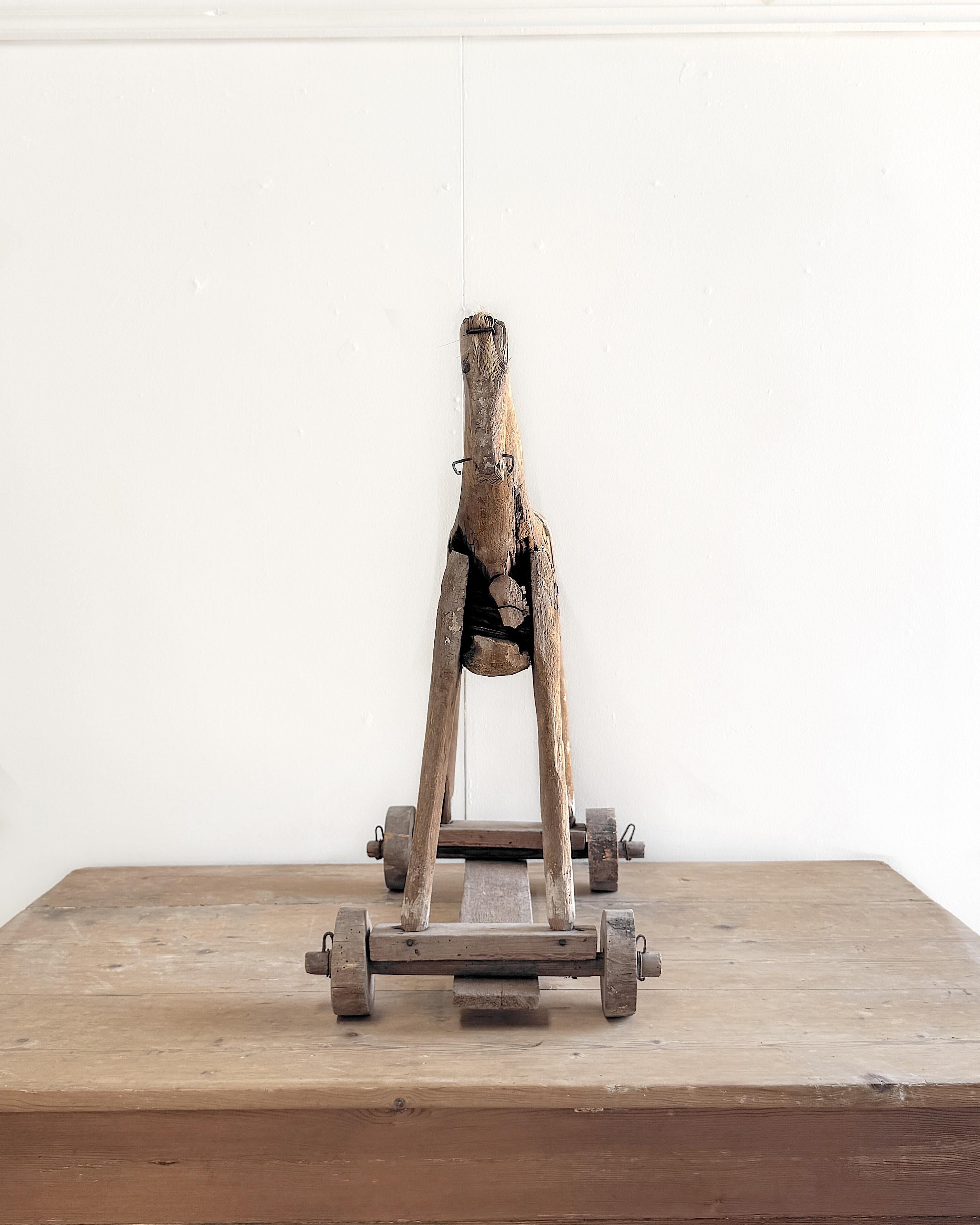 Gustavianisches Holzpferd auf Rädern aus dem 18. Jahrhundert im Angebot 12