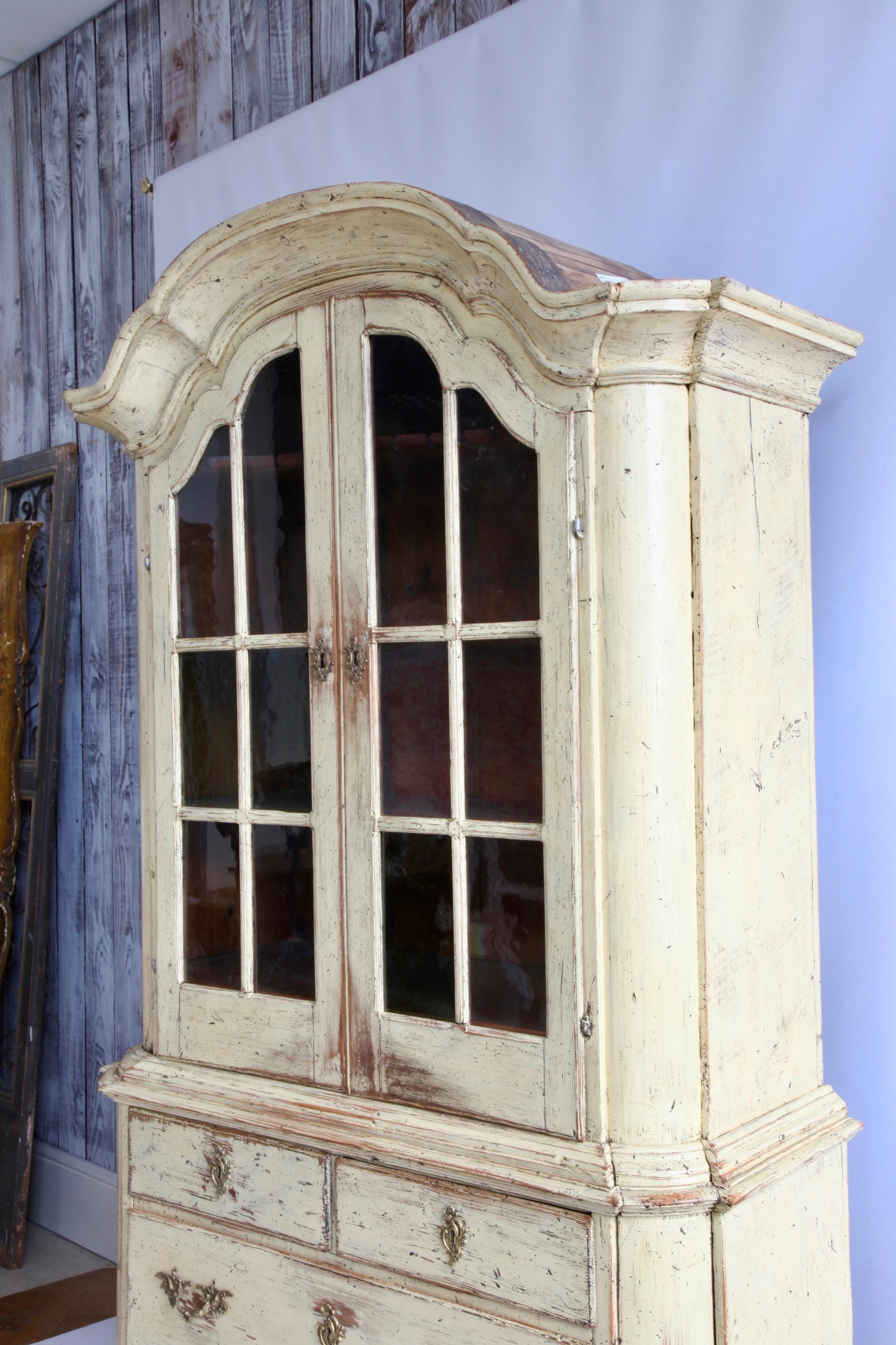 Vitrina Gustaviana Amarilla Sueca Del Siglo XVIII De La Maison London Sueco en venta
