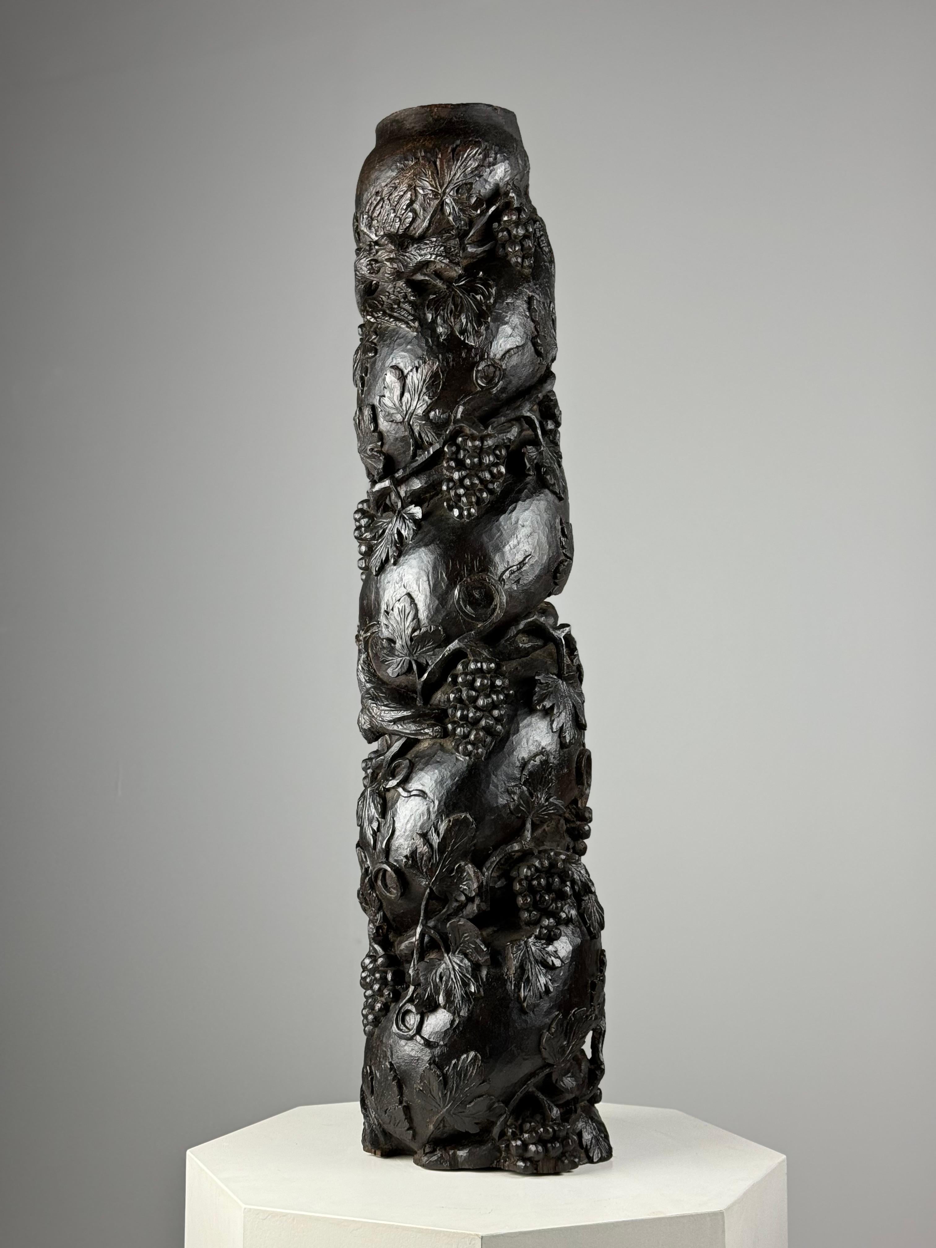 Handgeschnitzte französische Säule aus dem 18. Jahrhundert.

Ein fantastisches großes Fragment einer Säule, die zu einem Altar gehörte. Das Stück wurde aus einer niedergebrannten Kirche mitten in Frankreich gerettet. Wie auf der Rückseite zu sehen
