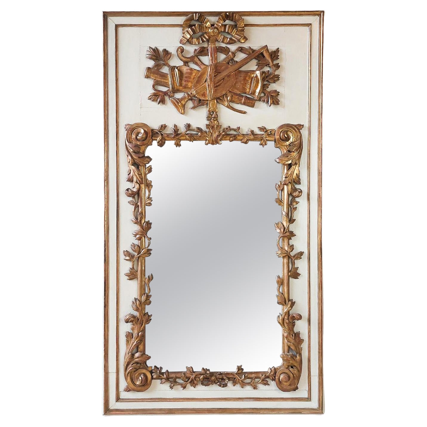 Miroir Trumeau doré sculpté et sculpté à la main du 18ème siècle