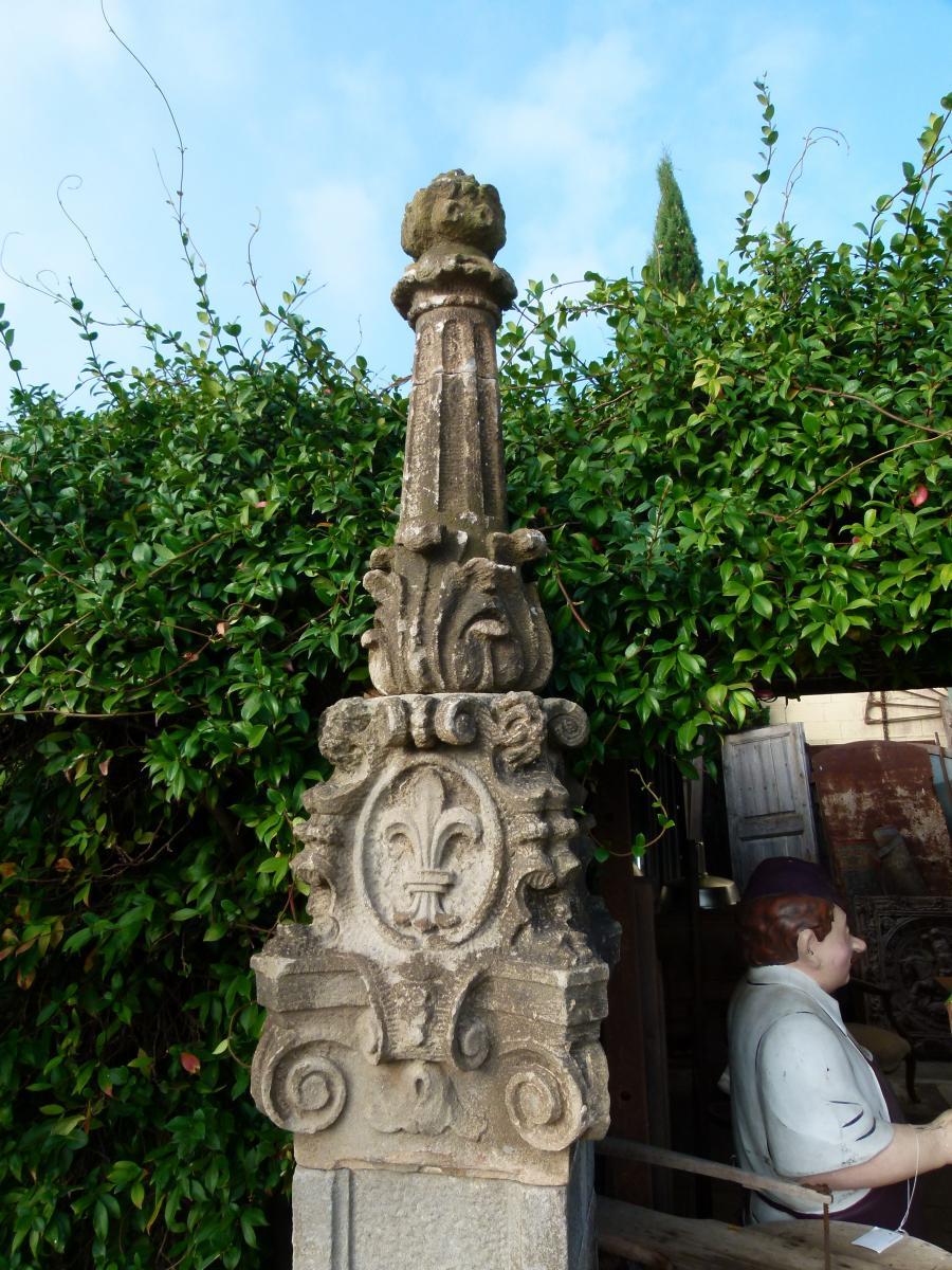 Hand-Carved 18th Century Hand Carved Limestone Spanish Pair of Columns