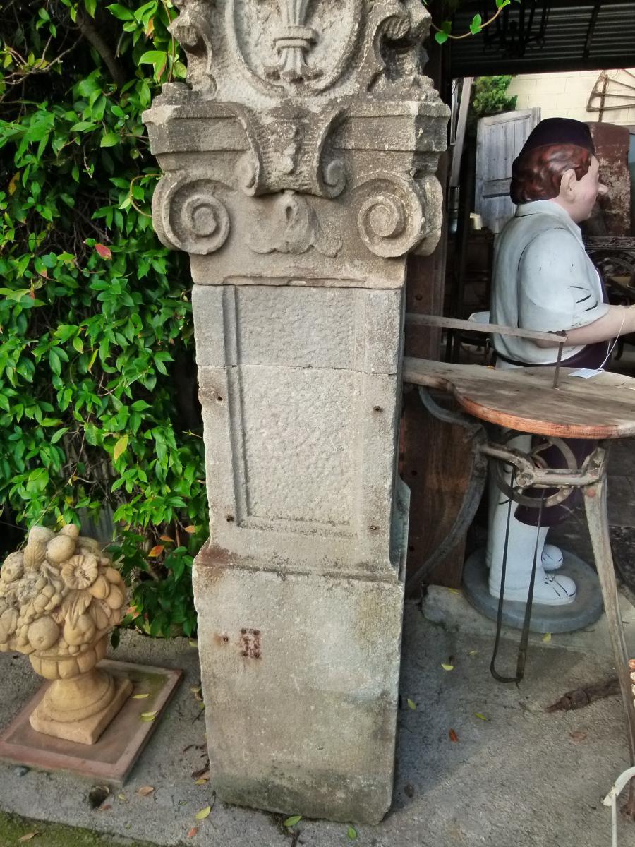 18th Century Hand Carved Limestone Spanish Pair of Columns In Good Condition In Vulpellac, Girona
